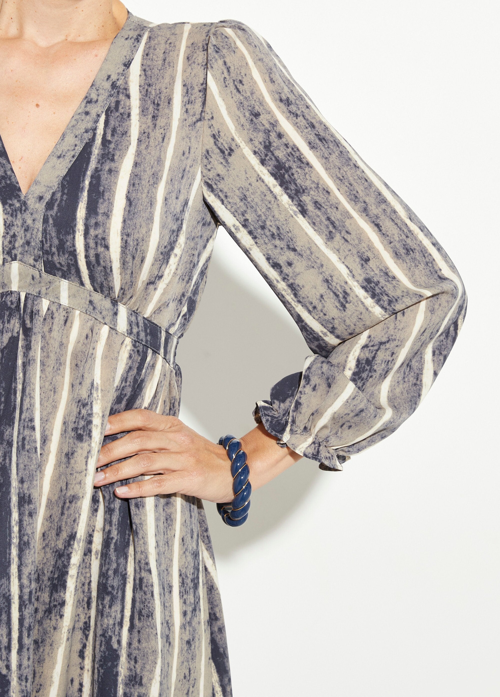 Abito_corto_a_pieghe_a_vita_alta_con_scollo_a_V_Gris_et_ecru_DE2_slim