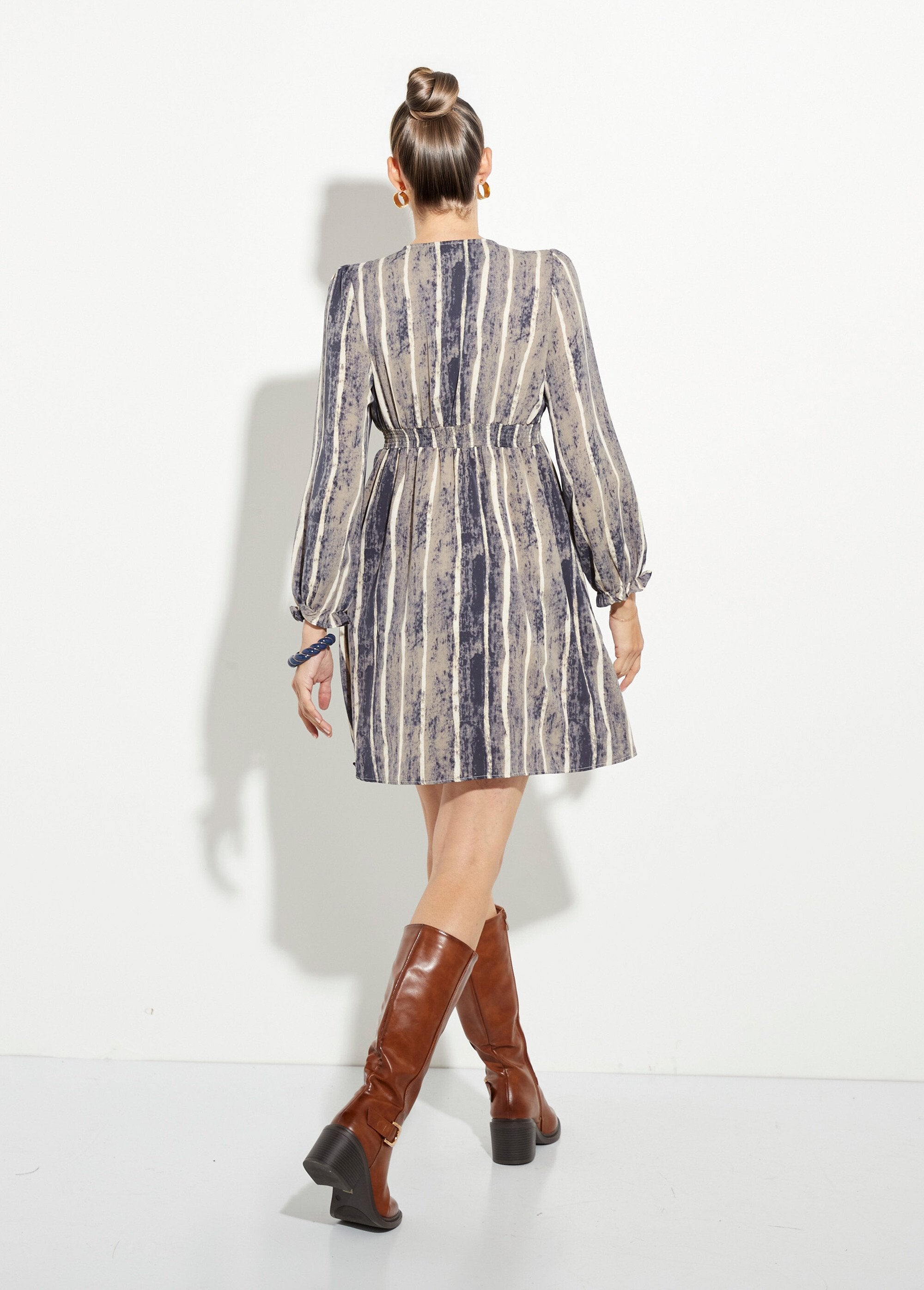 Abito_corto_a_pieghe_a_vita_alta_con_scollo_a_V_Gris_et_ecru_DO1_slim