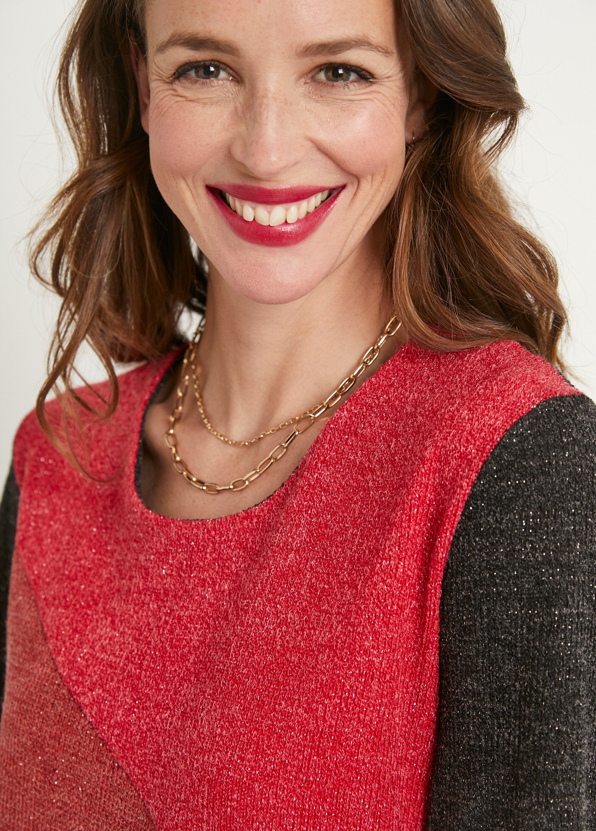 Abito_corto_e_dritto_in_calda_maglia_con_scollo_rotondo_Noir_et_rouge_DE1_slim