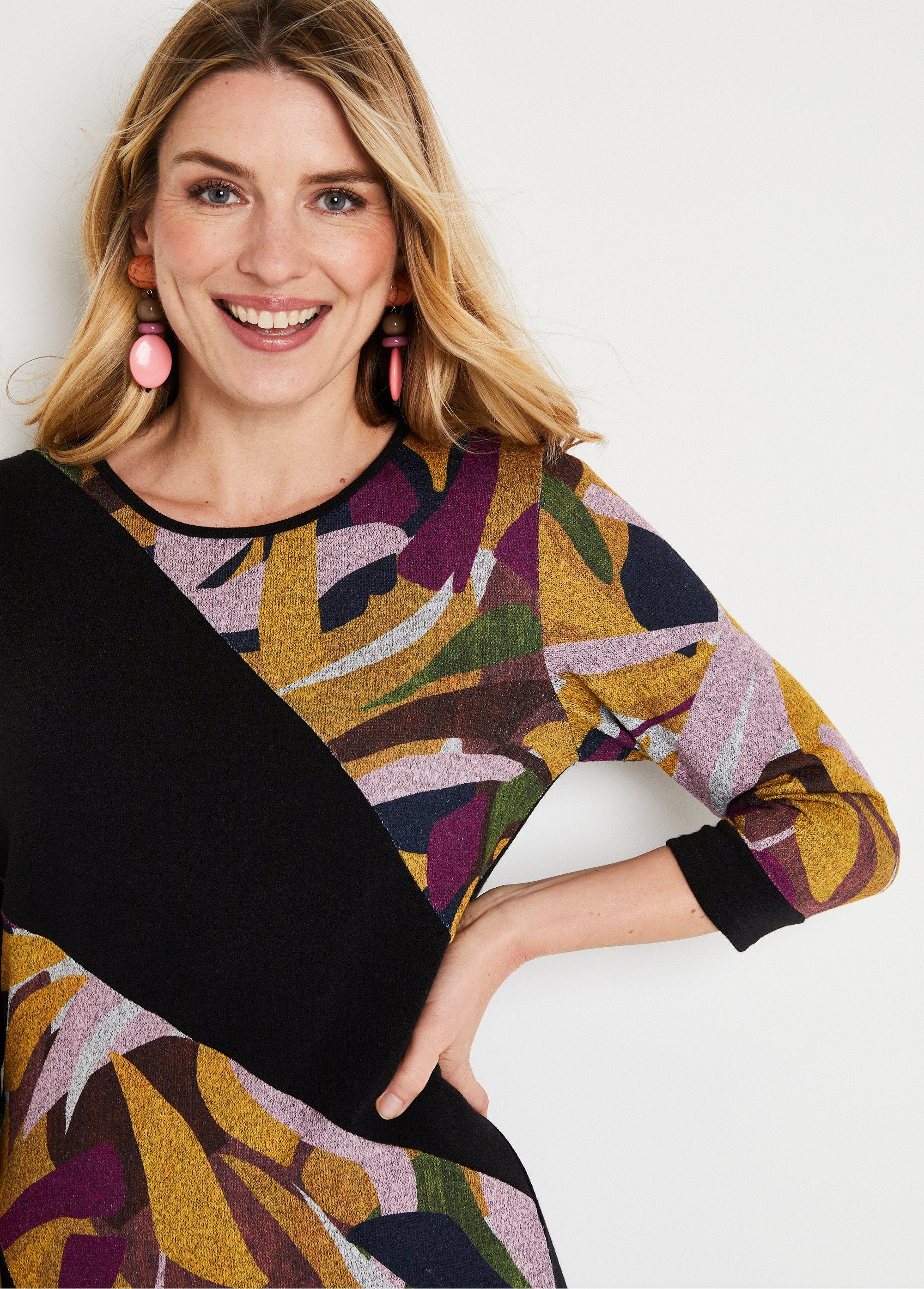 Abito_corto_e_dritto_in_calda_maglia_grafica_Noir_et_rose_DE1_slim