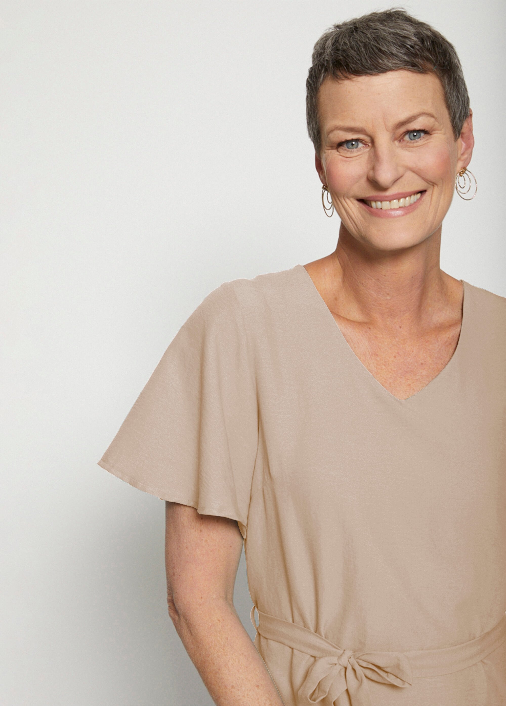 Abito_corto_e_dritto_in_tessuto_fluido_tinta_unita_Sable_DE1_slim