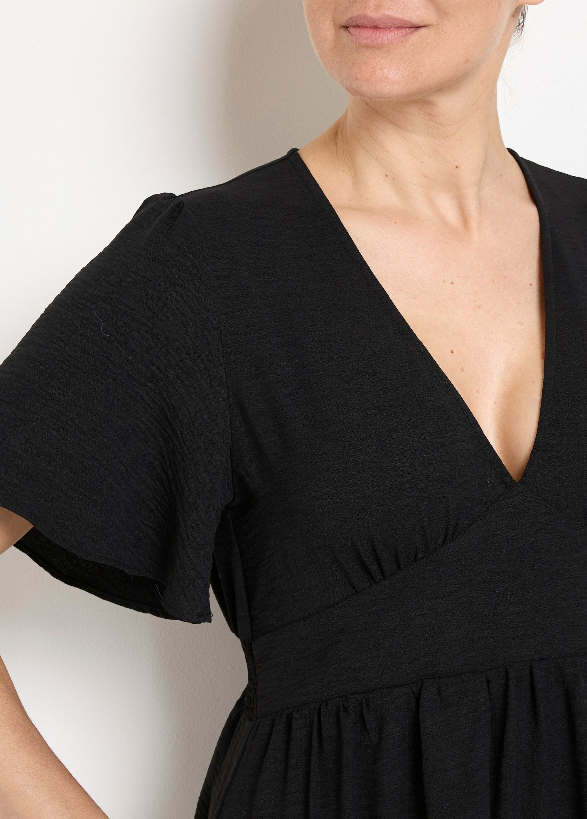 Abito_corto_con_scollo_a_V_e_vita_impero_Noir_DE1_slim