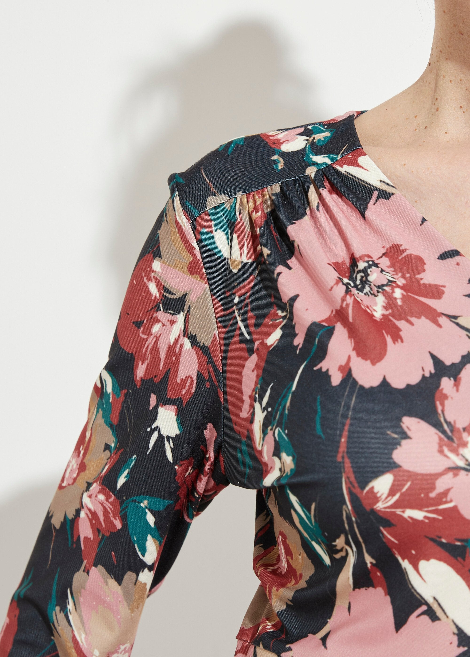 Abito_corto_svasato_con_scollo_a_V_e_stampa_floreale_Marine_et_beige_DE2_slim