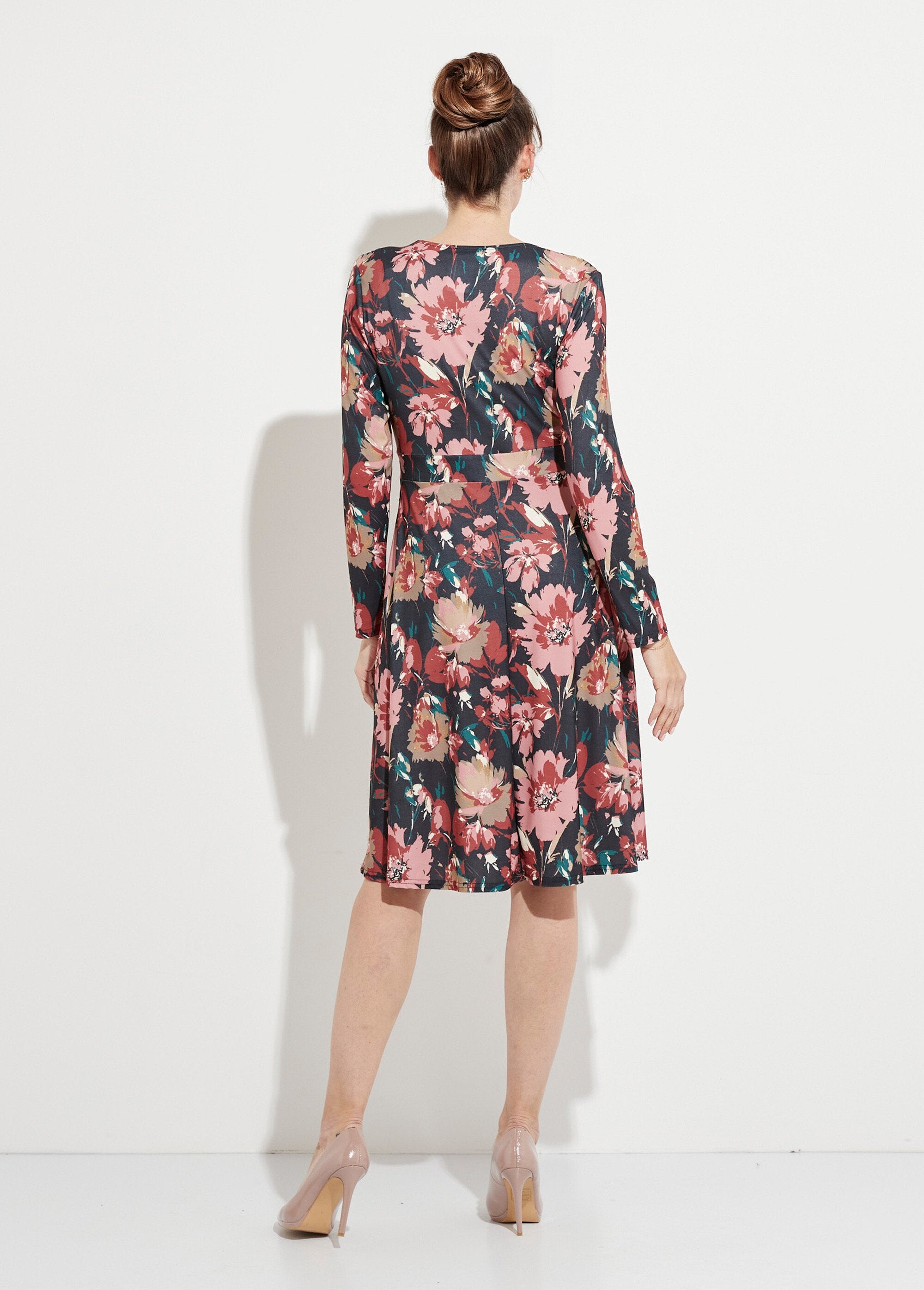 Abito_corto_svasato_con_scollo_a_V_e_stampa_floreale_Marine_et_beige_DO1_slim