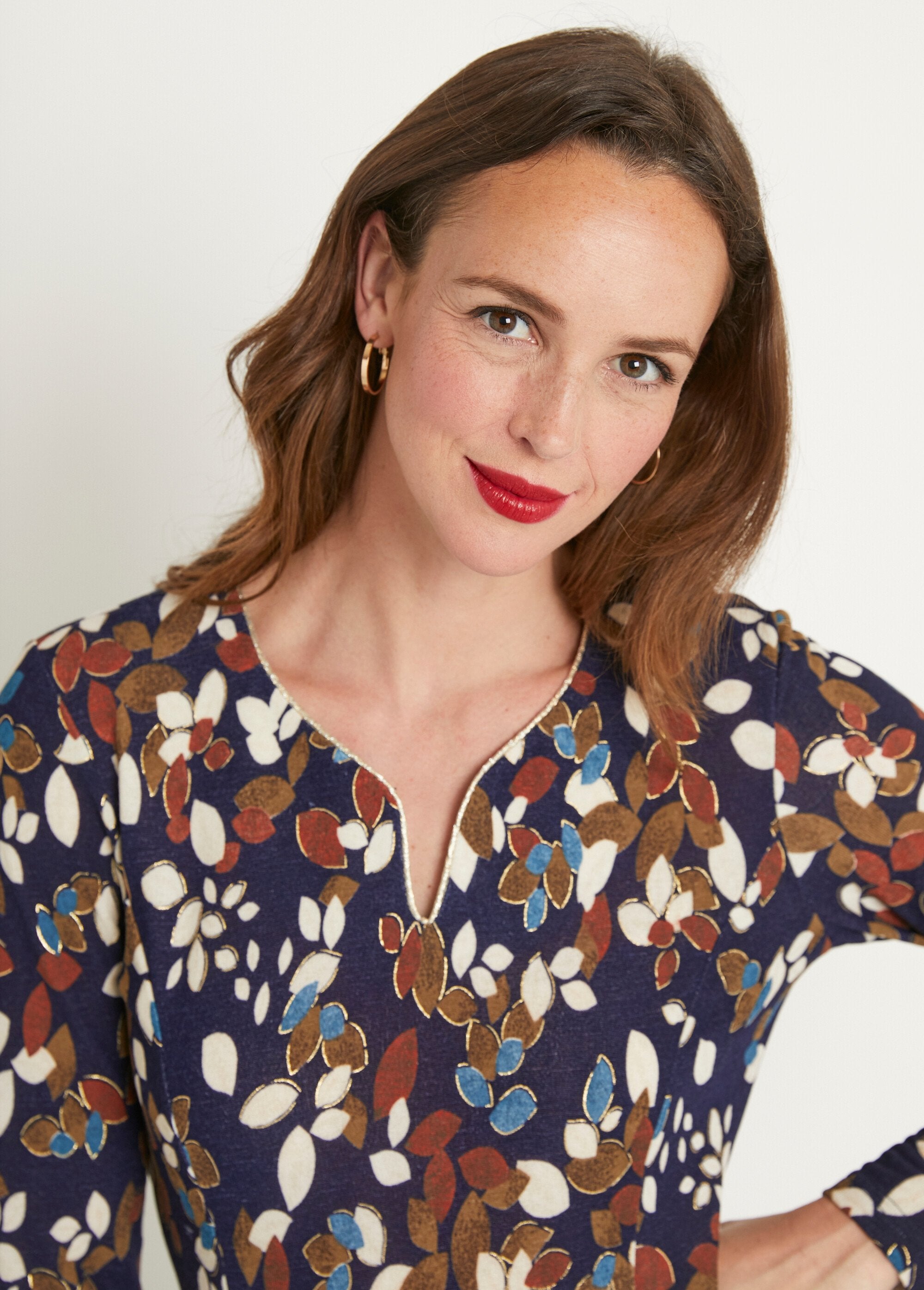 Abito_corto_e_svasato_in_calde_lenzuola_di_maglia_Bleu_et_ecru_DE1_slim