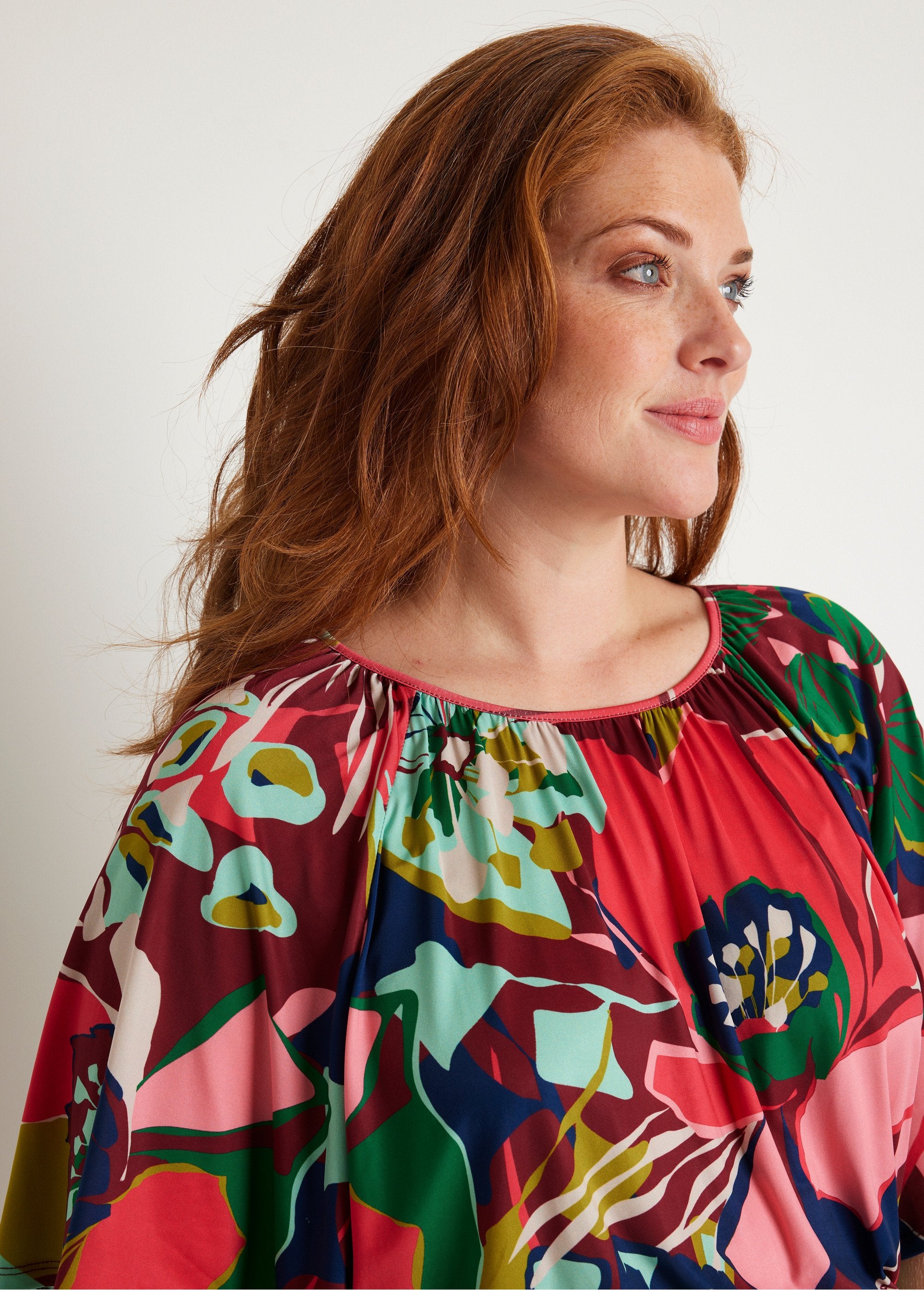 Abito_corto_svasato_floreale_Rosa_e_verde_DE1_curvy