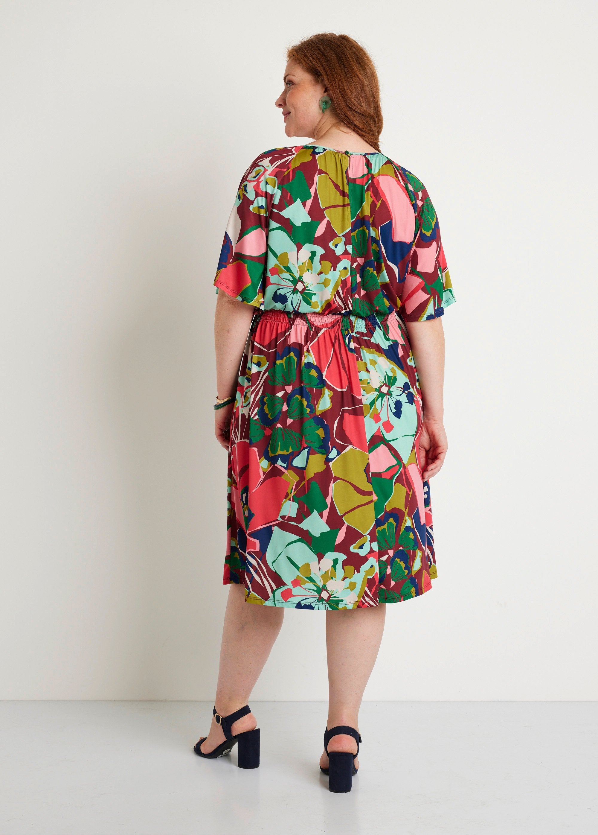 Abito_corto_svasato_floreale_Rosa_e_verde_DO1_curvy