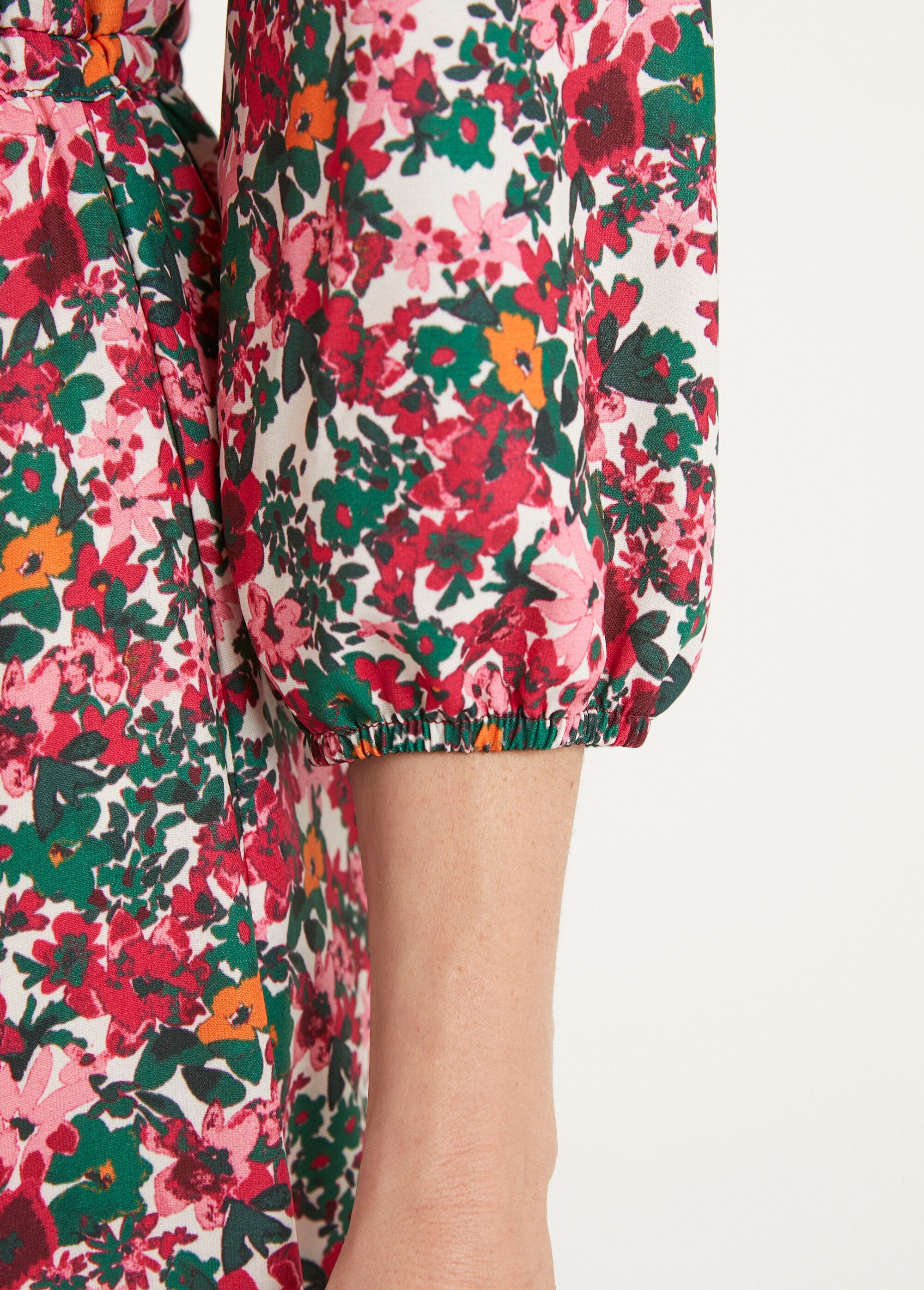 Abito_corto_svasato_con_scollo_a_V_e_abbottonatura_floreale_Rose_et_vert_DE4_slim