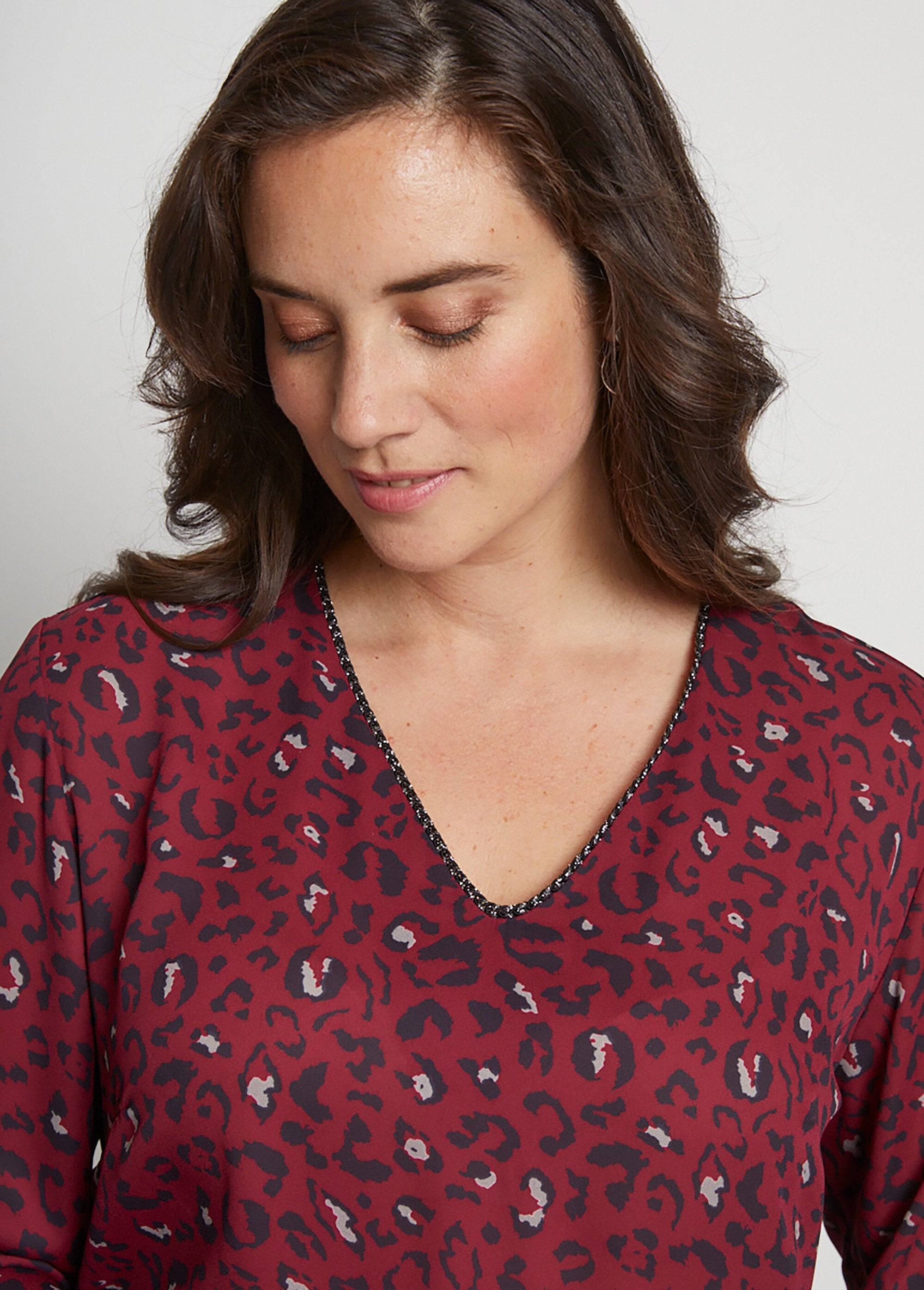 Abito_corto_svasato_con_stampa_leopardata_Noir_et_rouge_DE1_curvy