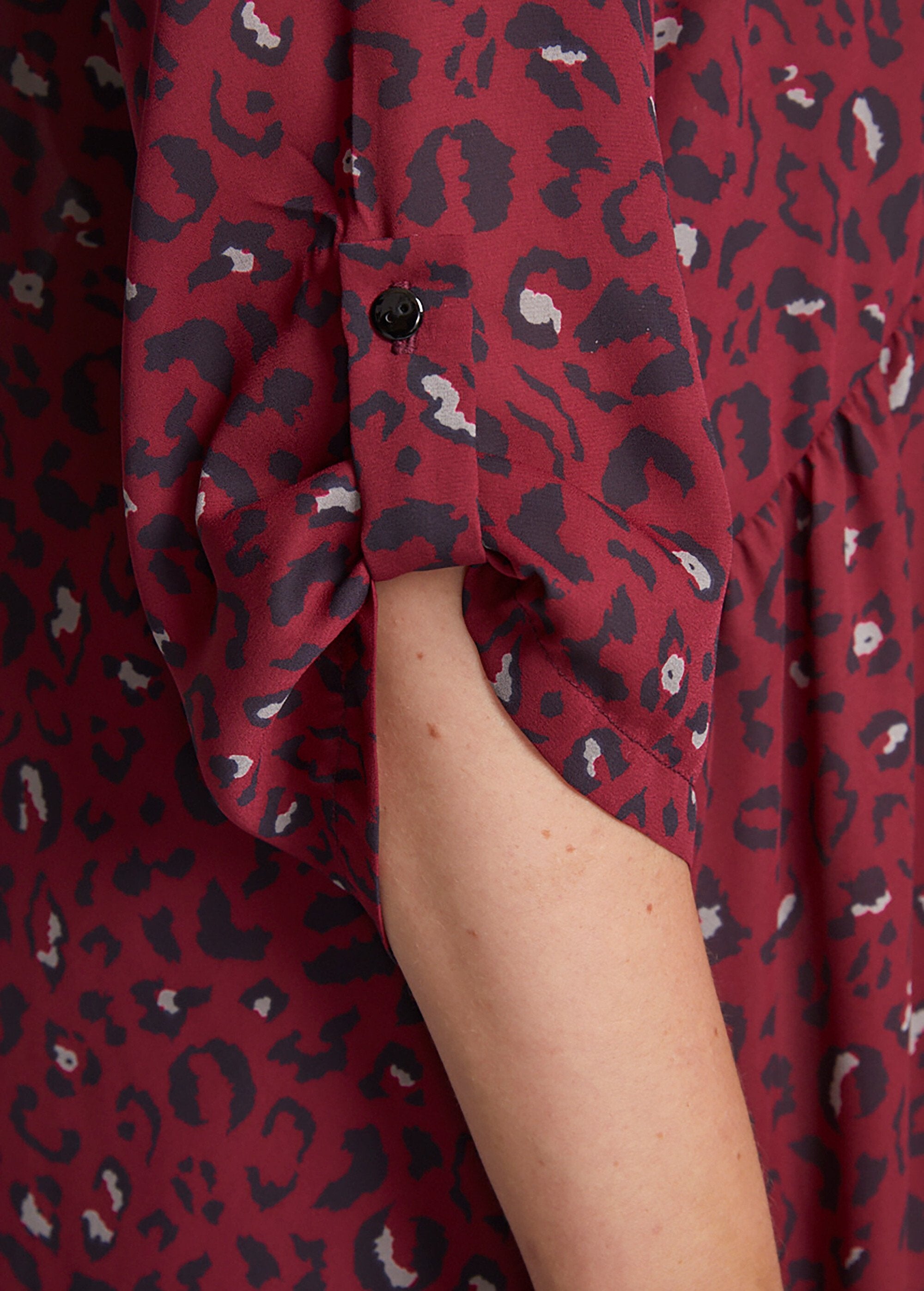 Abito_corto_svasato_con_stampa_leopardata_Noir_et_rouge_DE2_curvy