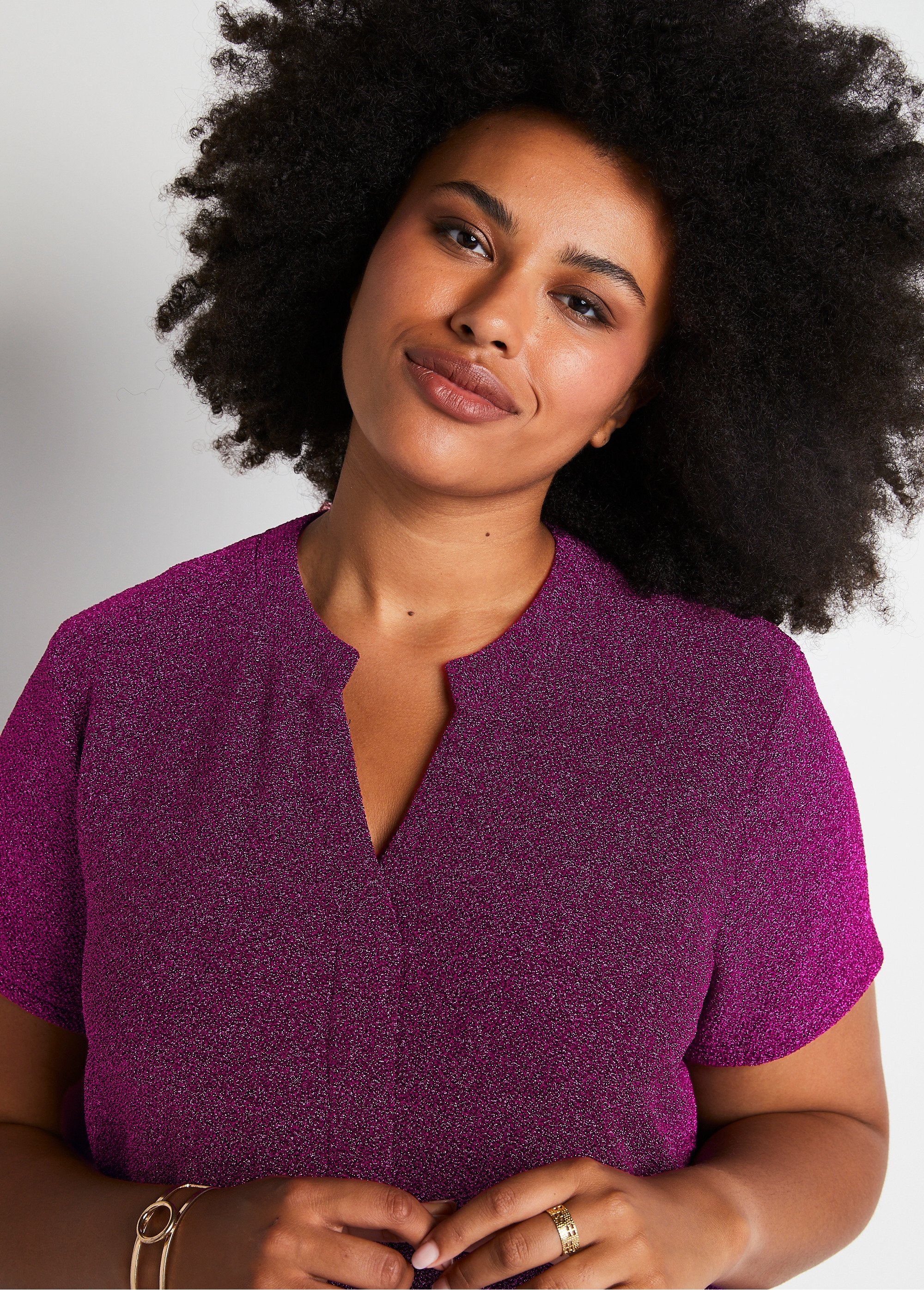 Abito_corto_svasato_in_maglia_lucida_Rose_DE1_curvy