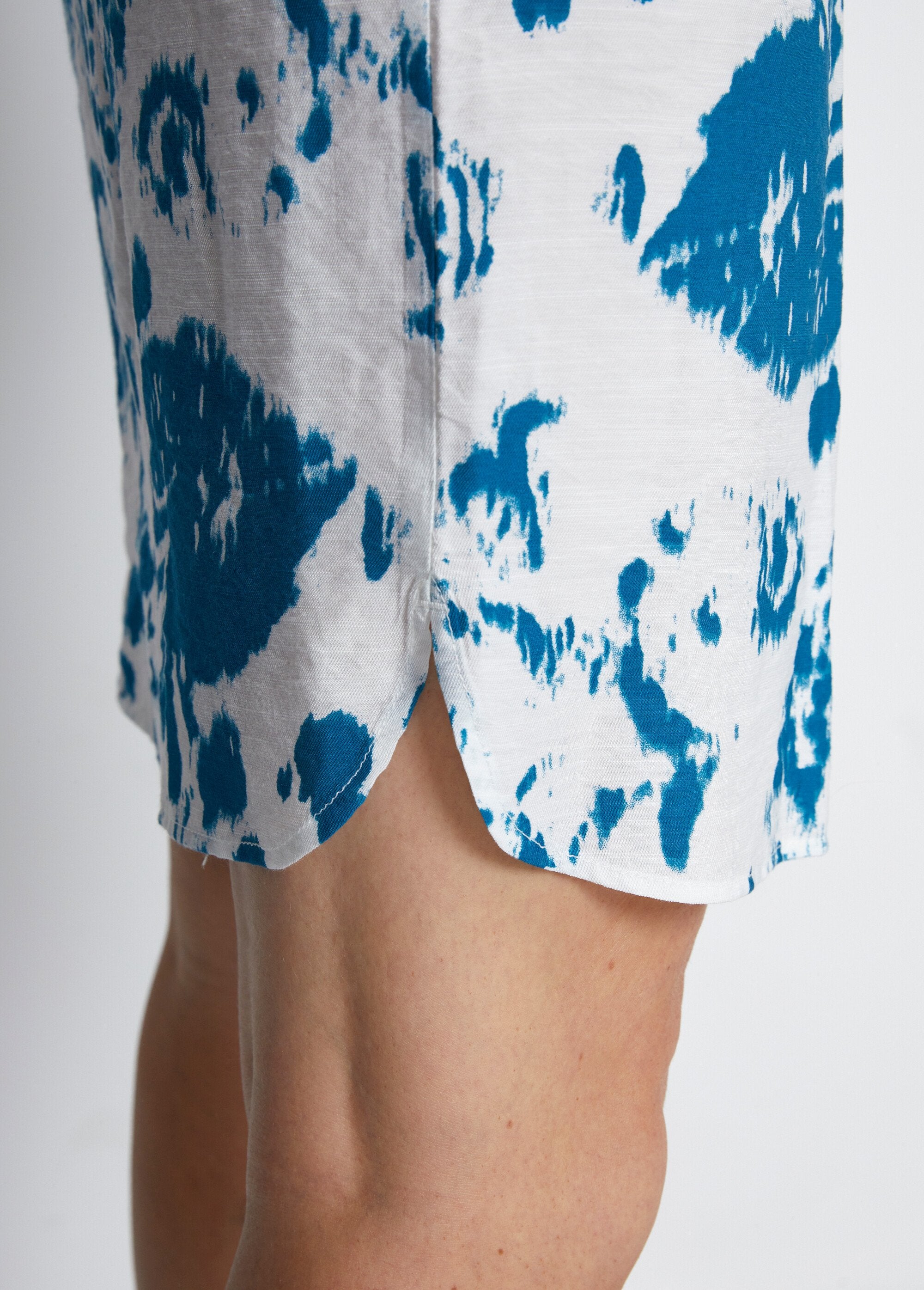 Abito_corto_stampato_con_maniche_a_kimono_Blanc_et_bleu_DE2_slim