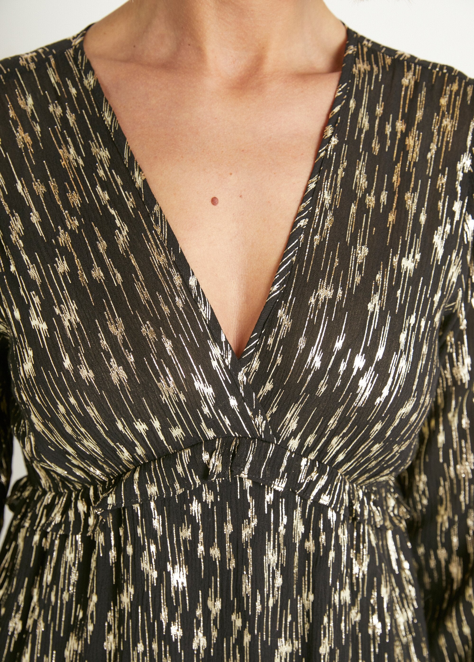 Abito_corto_metallizzato_con_scollo_a_V_Noir_et_dore_DE2_slim