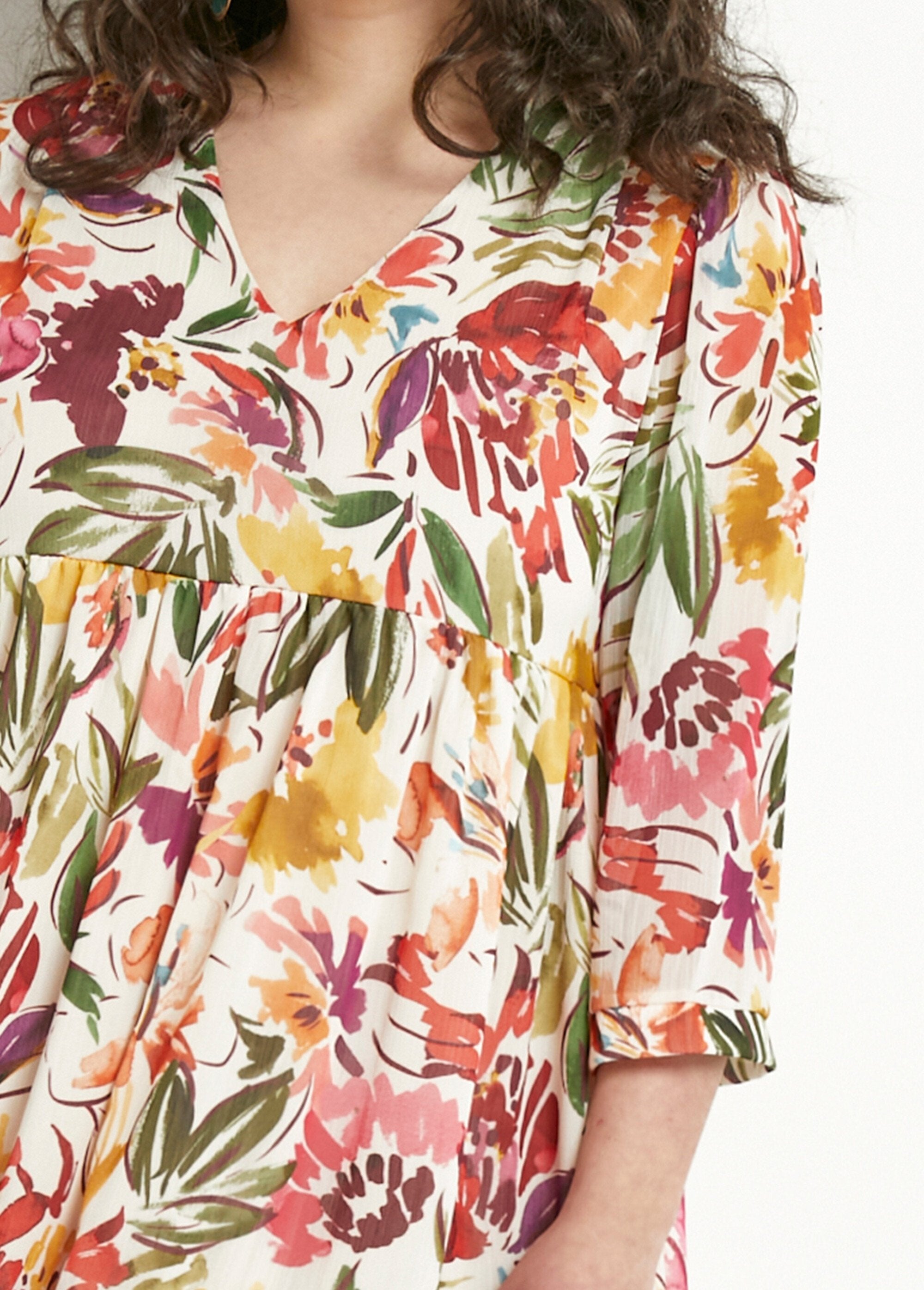 Abito_corto_in_voile_floreale_con_scollo_a_V_e_volant_Multicolore_DE1_curvy