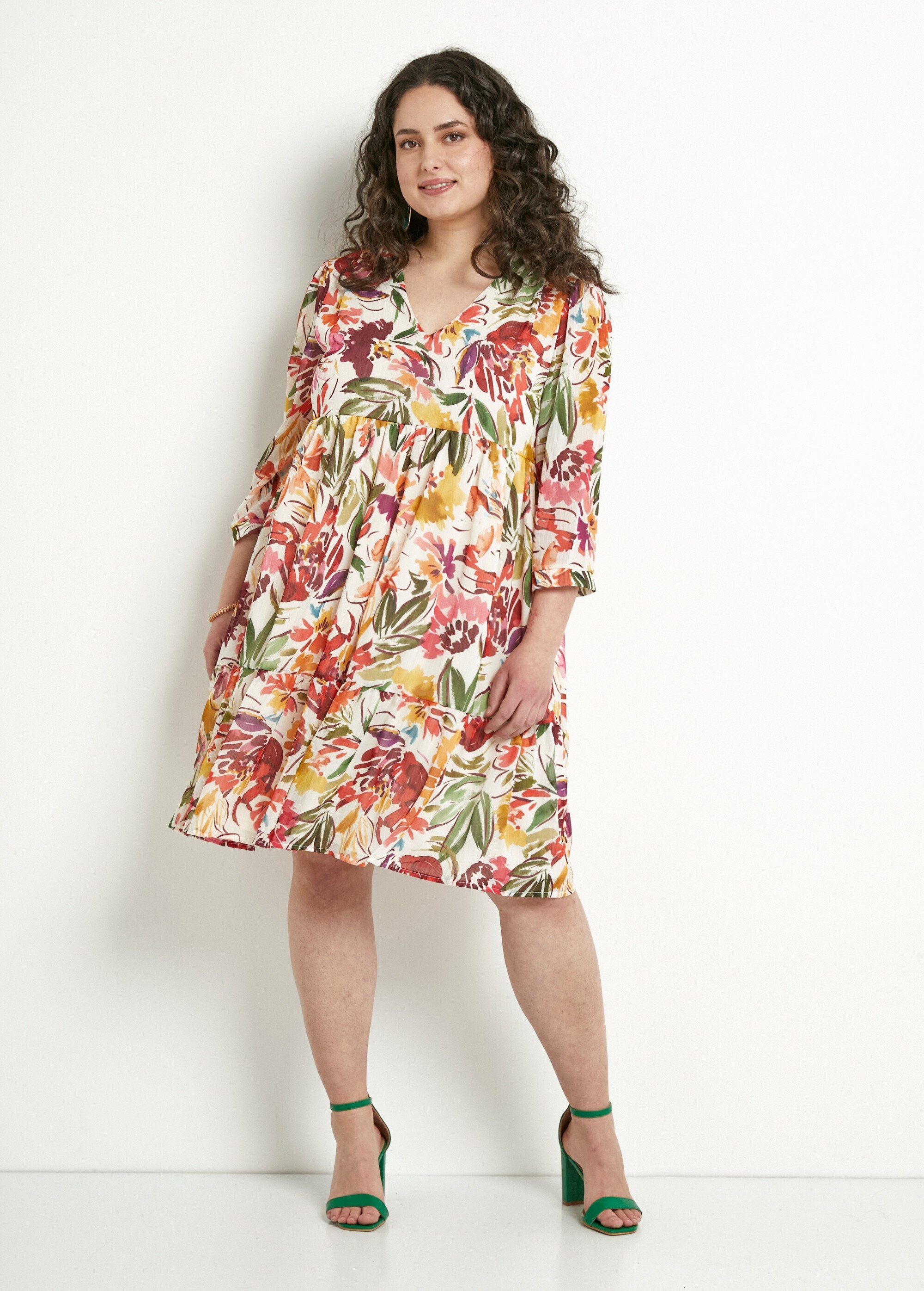 Abito_corto_in_voile_floreale_con_scollo_a_V_e_volant_Multicolore_FA1_curvy
