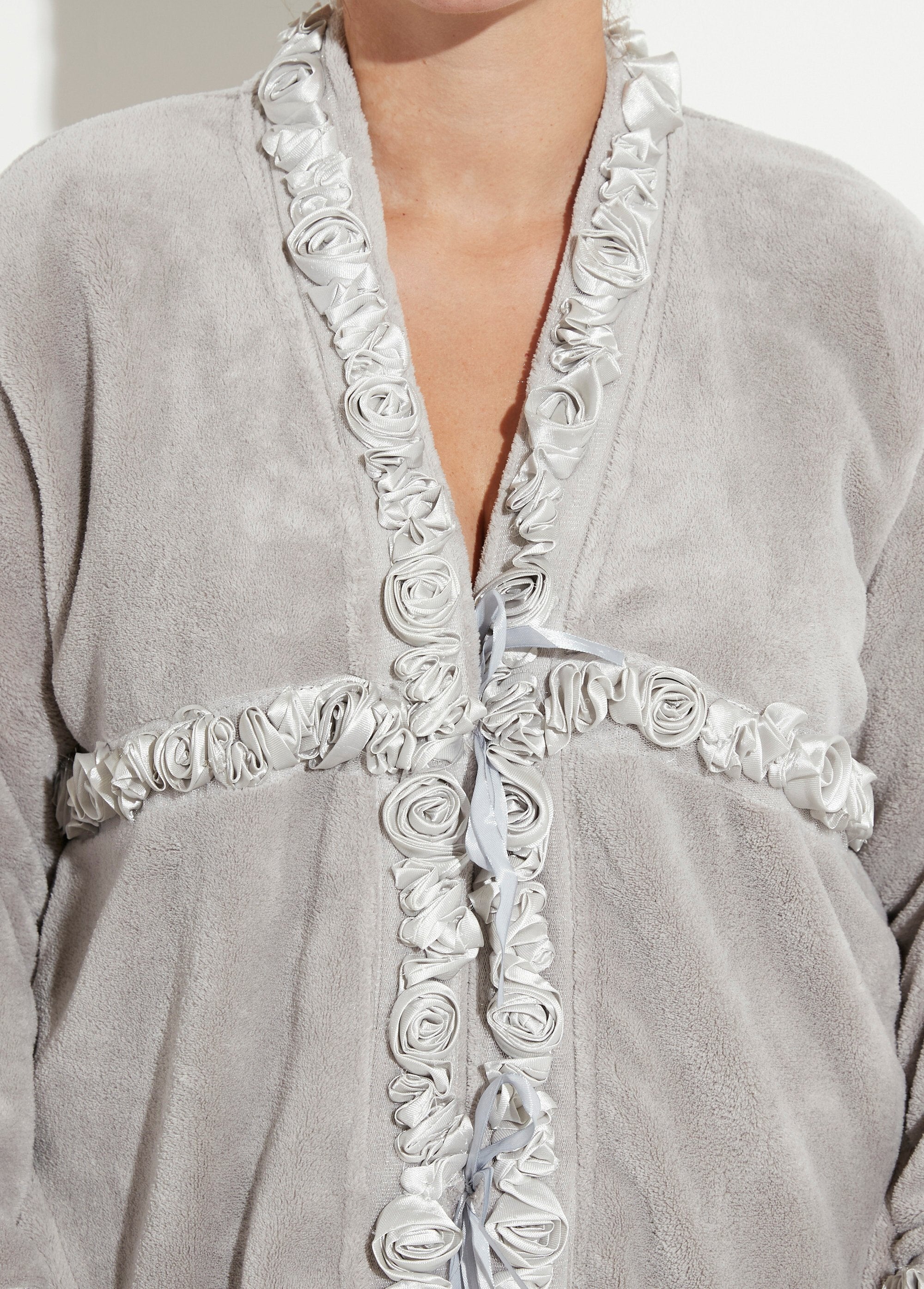 Vestaglia_in_pile,_dettagli_rosa_Gris_DE1_curvy