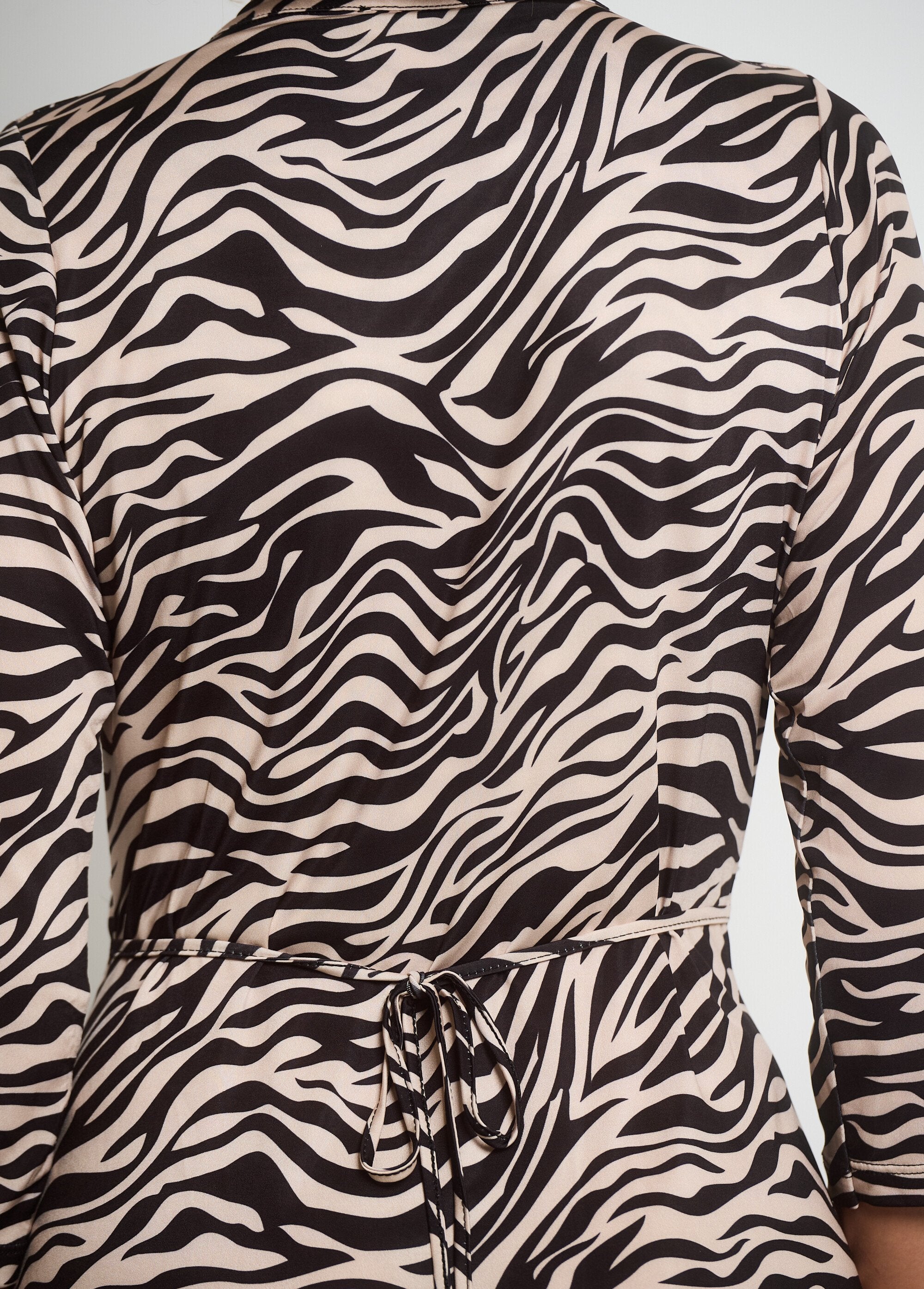 Abito_con_scollo_a_pieghe_e_stampa_animalier_Noir_et_ecru_DE2_slim