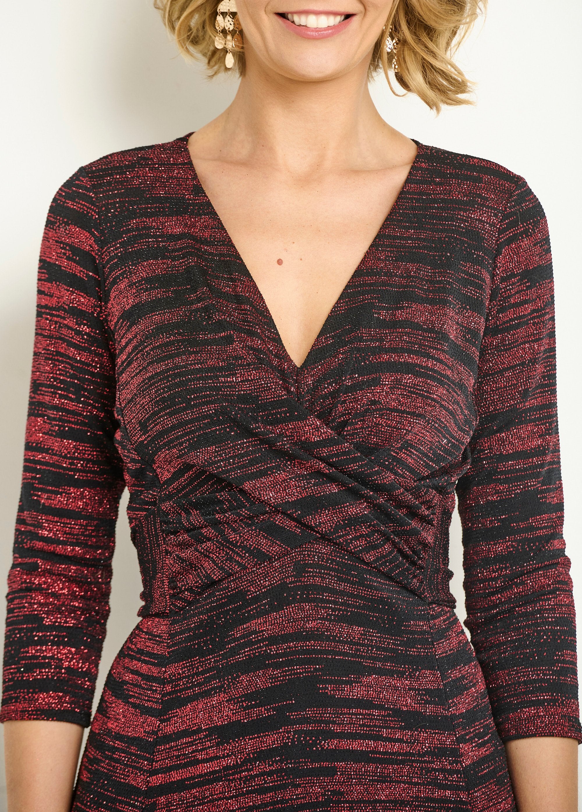 Abito_con_scollo_a_V_drappeggiato_in_rete_metallica_Rouge_DE2_slim