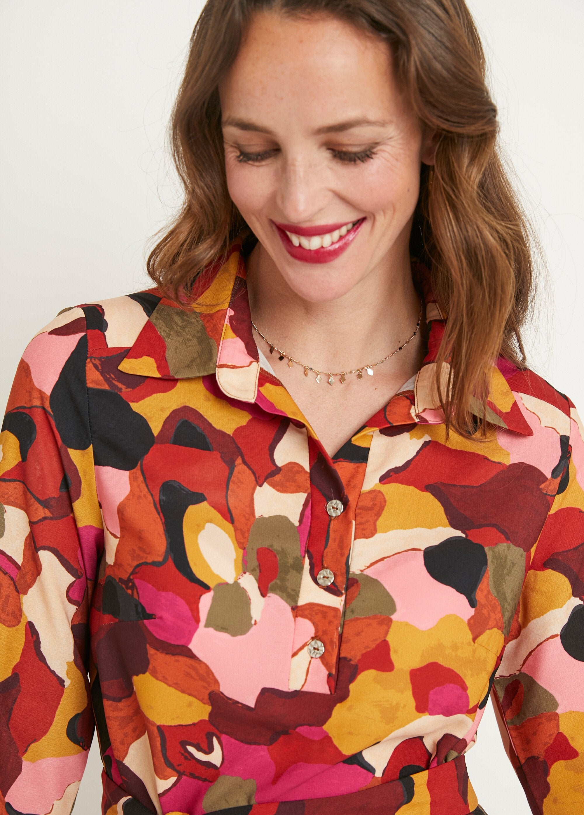 Abito_corto_stampato_e_dritto_con_collo_a_blusa_Rose_et_marron_DE1_slim