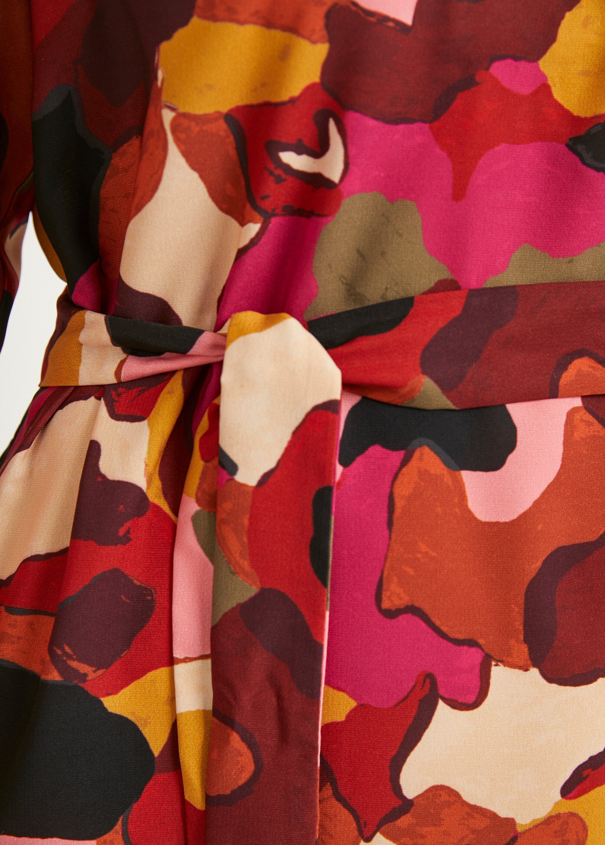 Abito_corto_stampato_e_dritto_con_collo_a_blusa_Rose_et_marron_DE3_slim