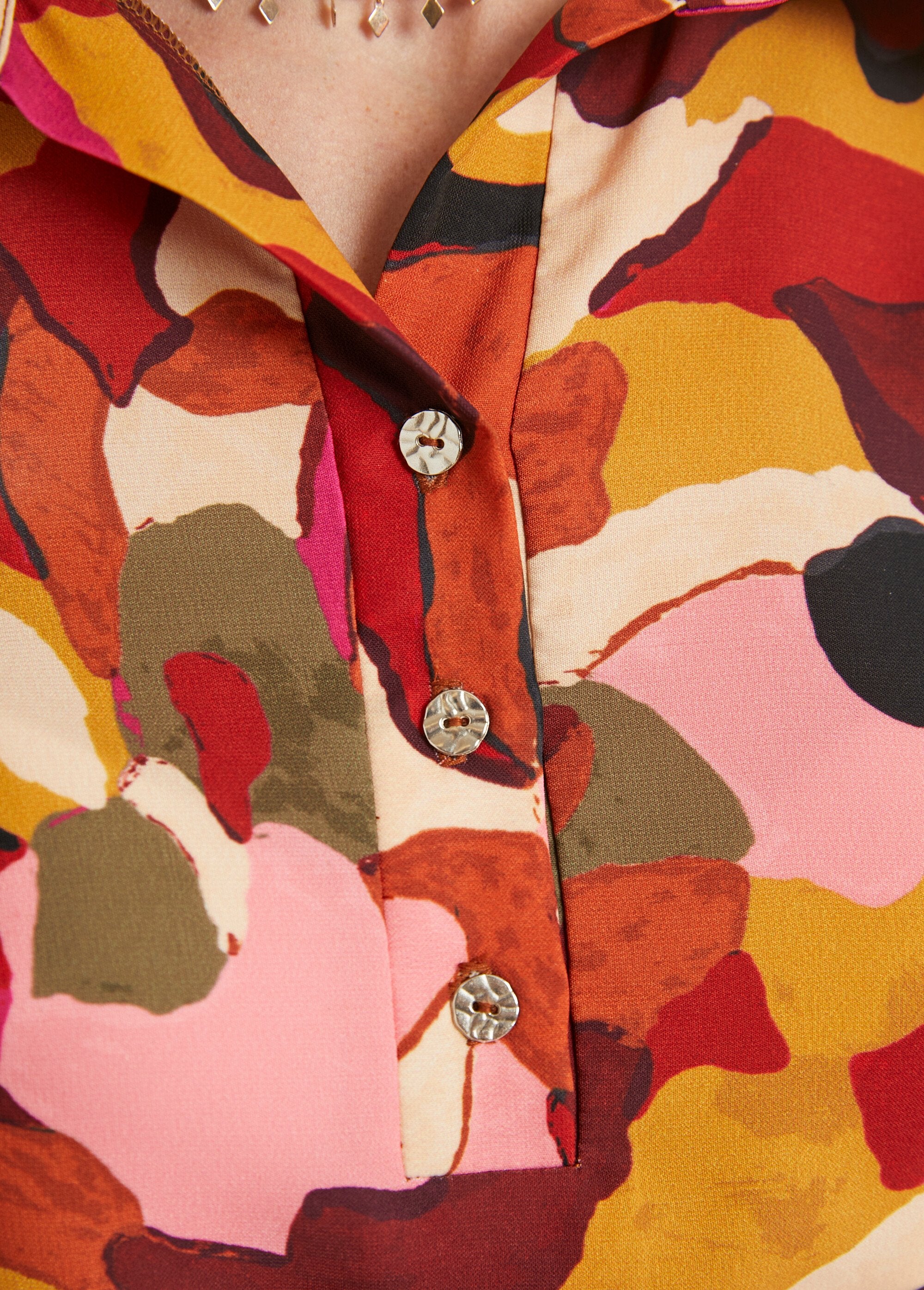 Abito_corto_stampato_e_dritto_con_collo_a_blusa_Rose_et_marron_DE4_slim