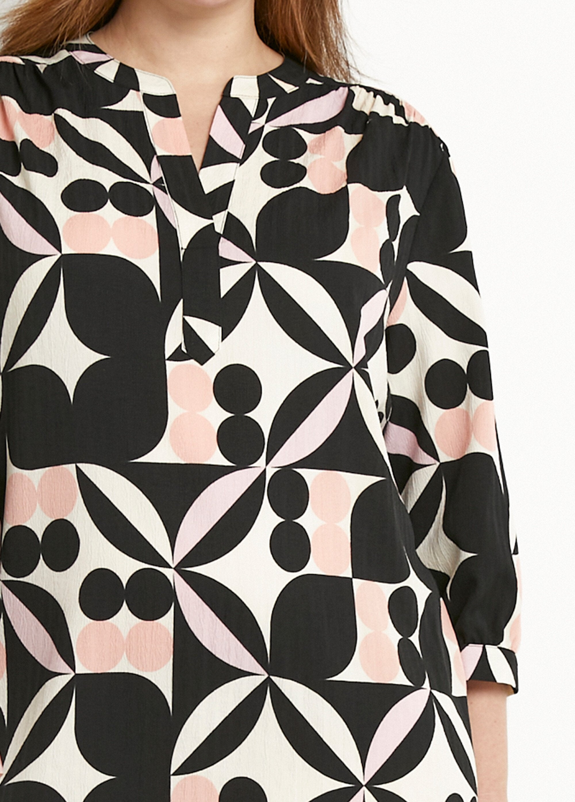 Abito_corto_e_dritto_con_maniche_a_3/4_e_motivo_grafico_Noir_et_rose_DE1_curvy