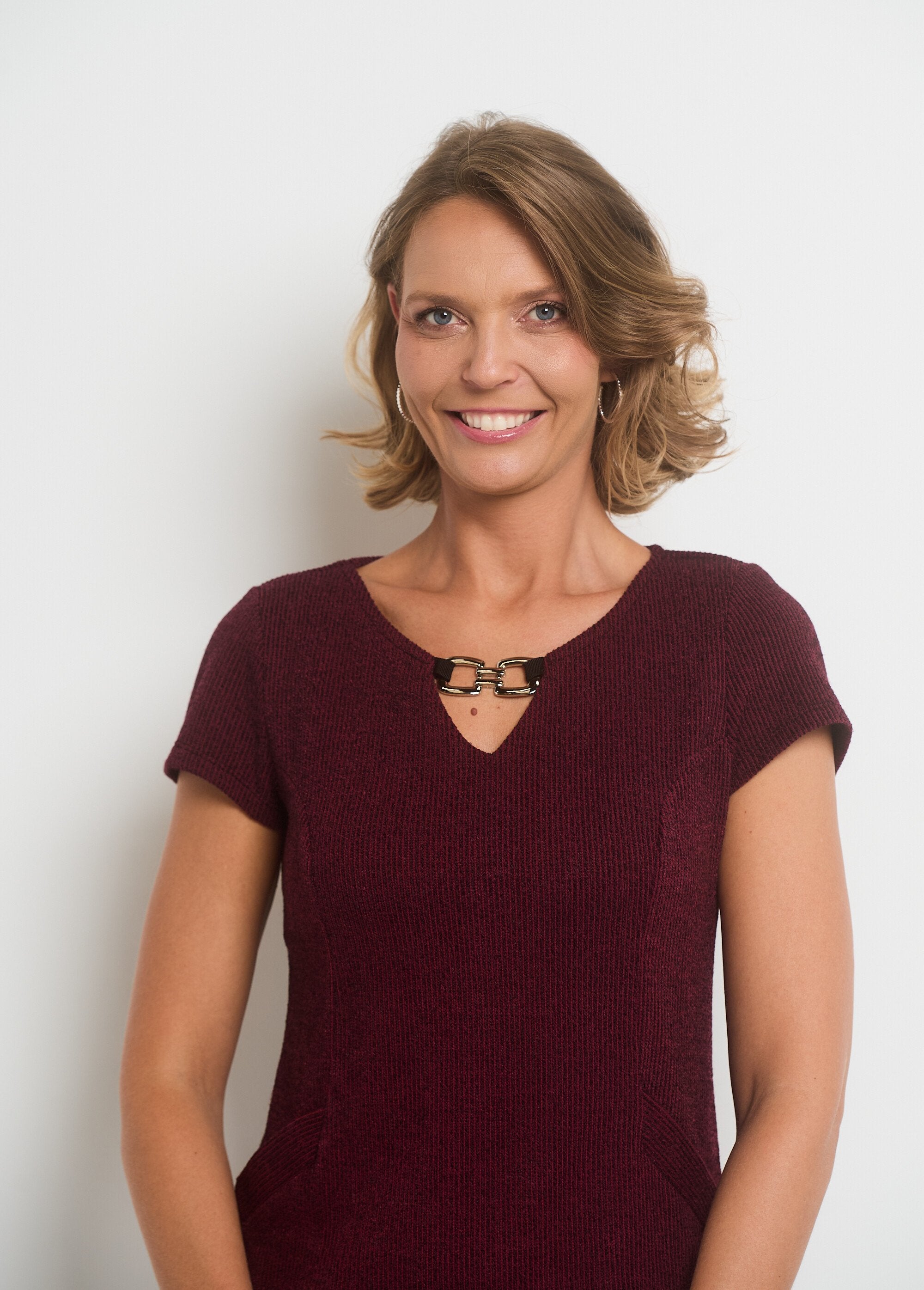 Abito_dritto_in_maglia_con_scollo_gioiello_Bordeaux_DE1_slim