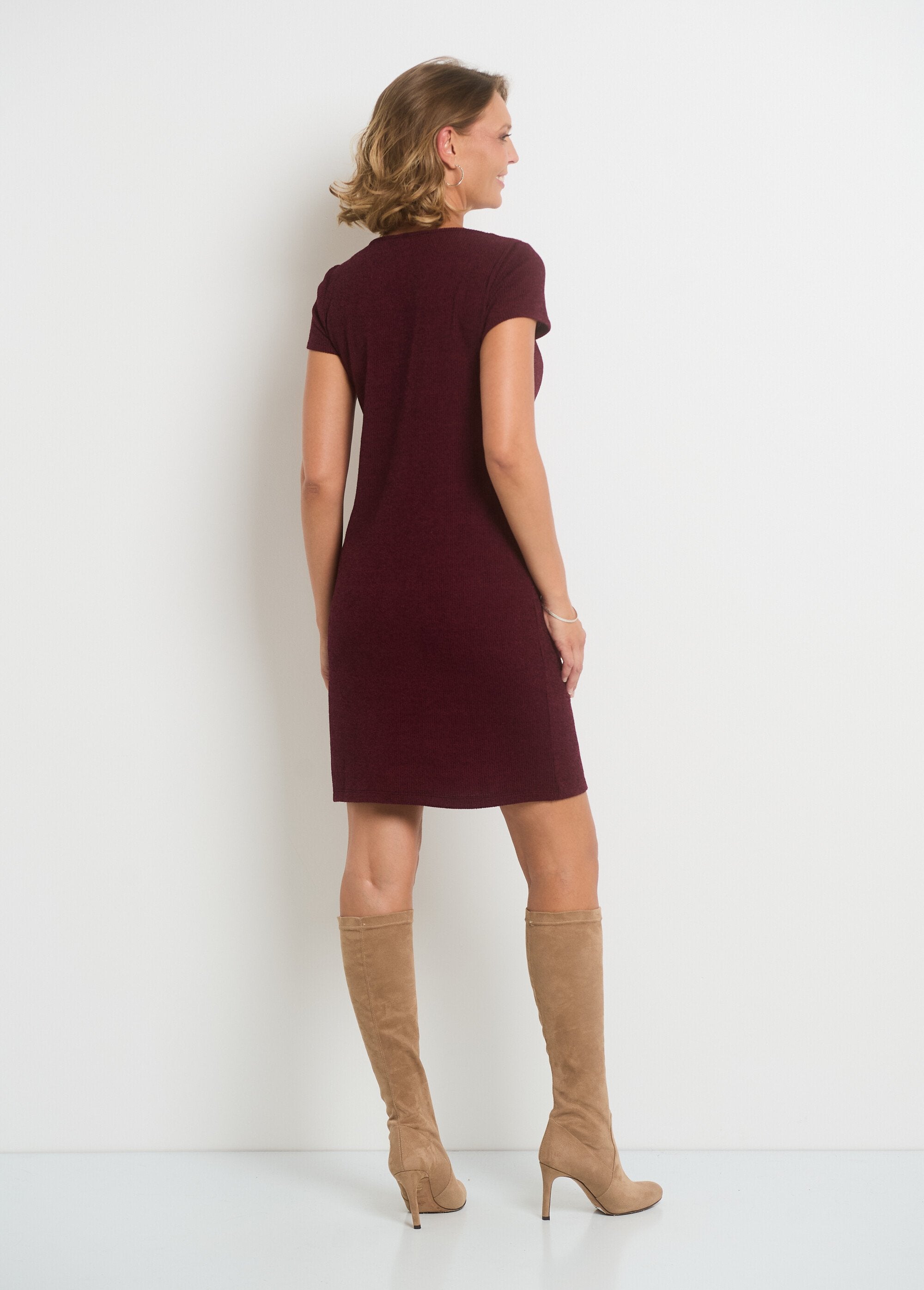 Abito_dritto_in_maglia_con_scollo_gioiello_Bordeaux_DO1_slim