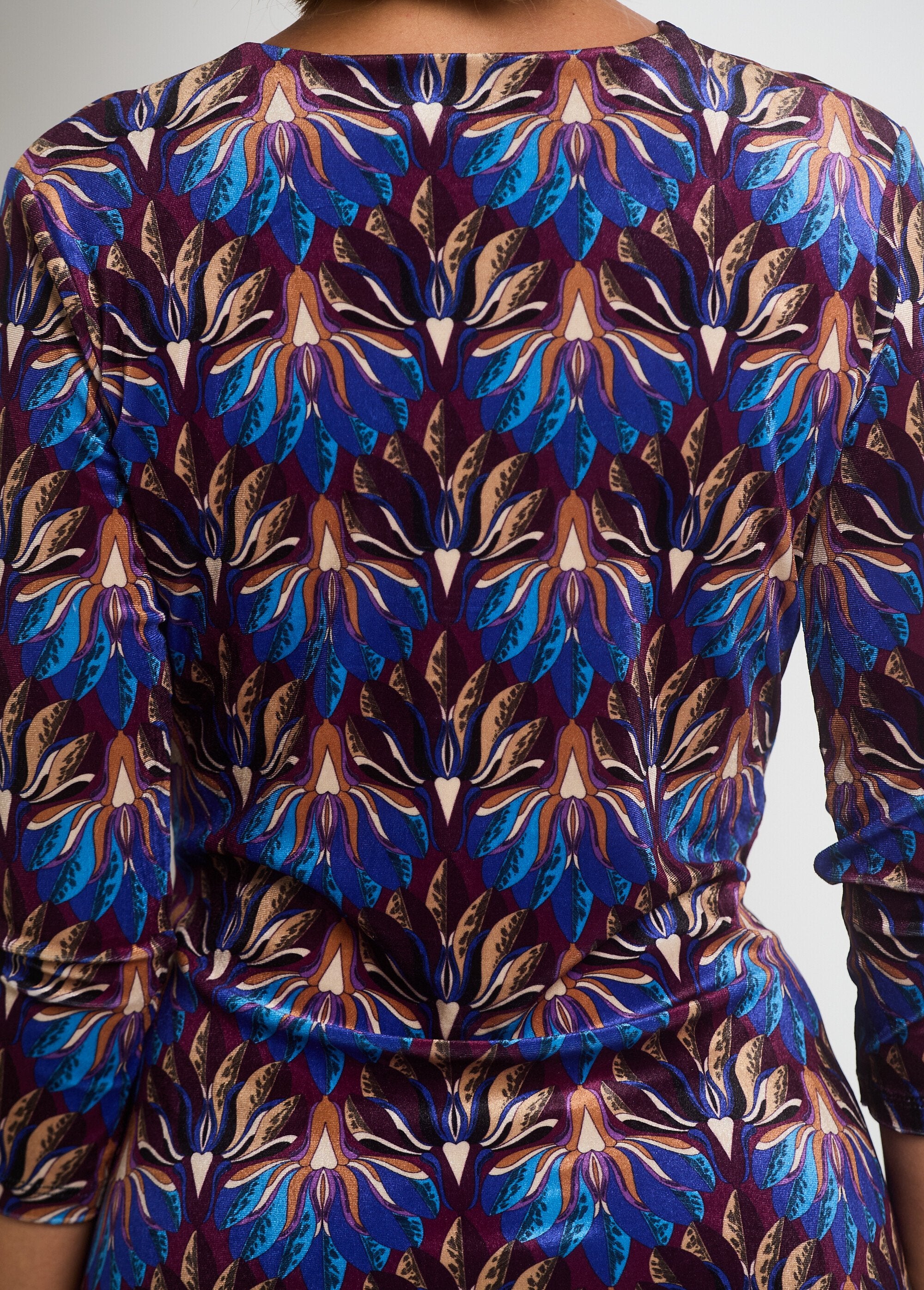 Abito_in_velluto_stampato_con_drappeggio_in_vita_Bleu_et_camel_DE3_slim