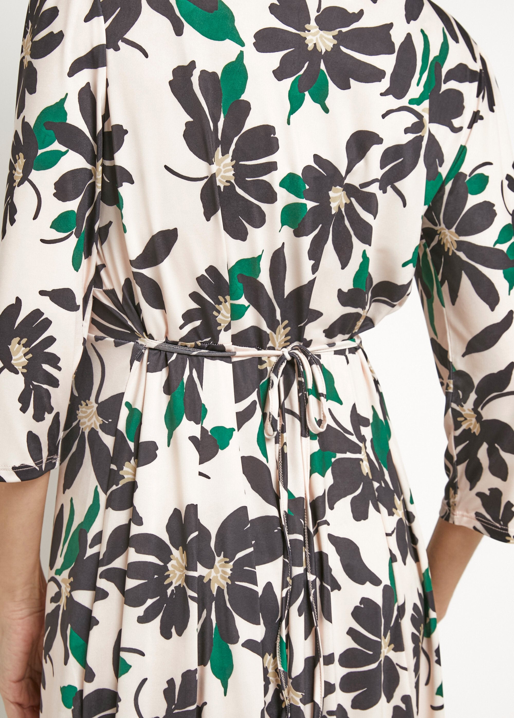 Abito_floreale_con_scollo_a_V,_chiusura_con_bottoni_e_maniche_a_3/4_Beige_et_noir_DE1_slim