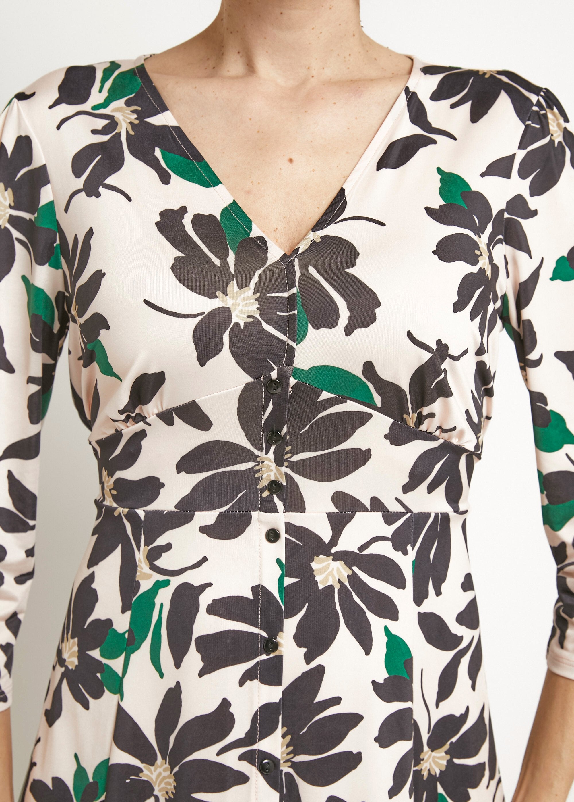 Abito_floreale_con_scollo_a_V,_chiusura_con_bottoni_e_maniche_a_3/4_Beige_et_noir_DE2_slim