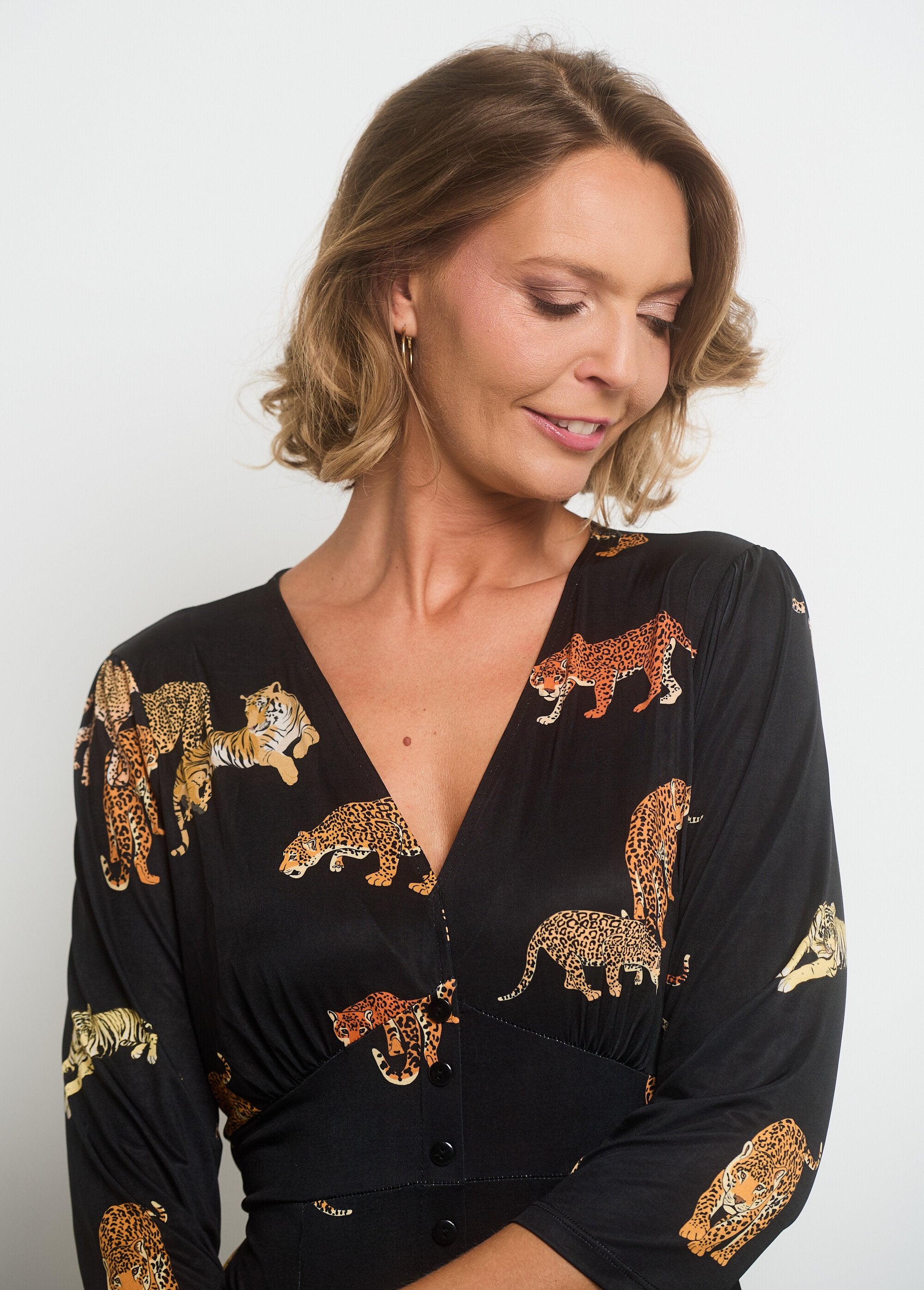 Abito_fluente_con_scollo_a_V_e_stampa_animalier_Noir_imprime_DE1_slim