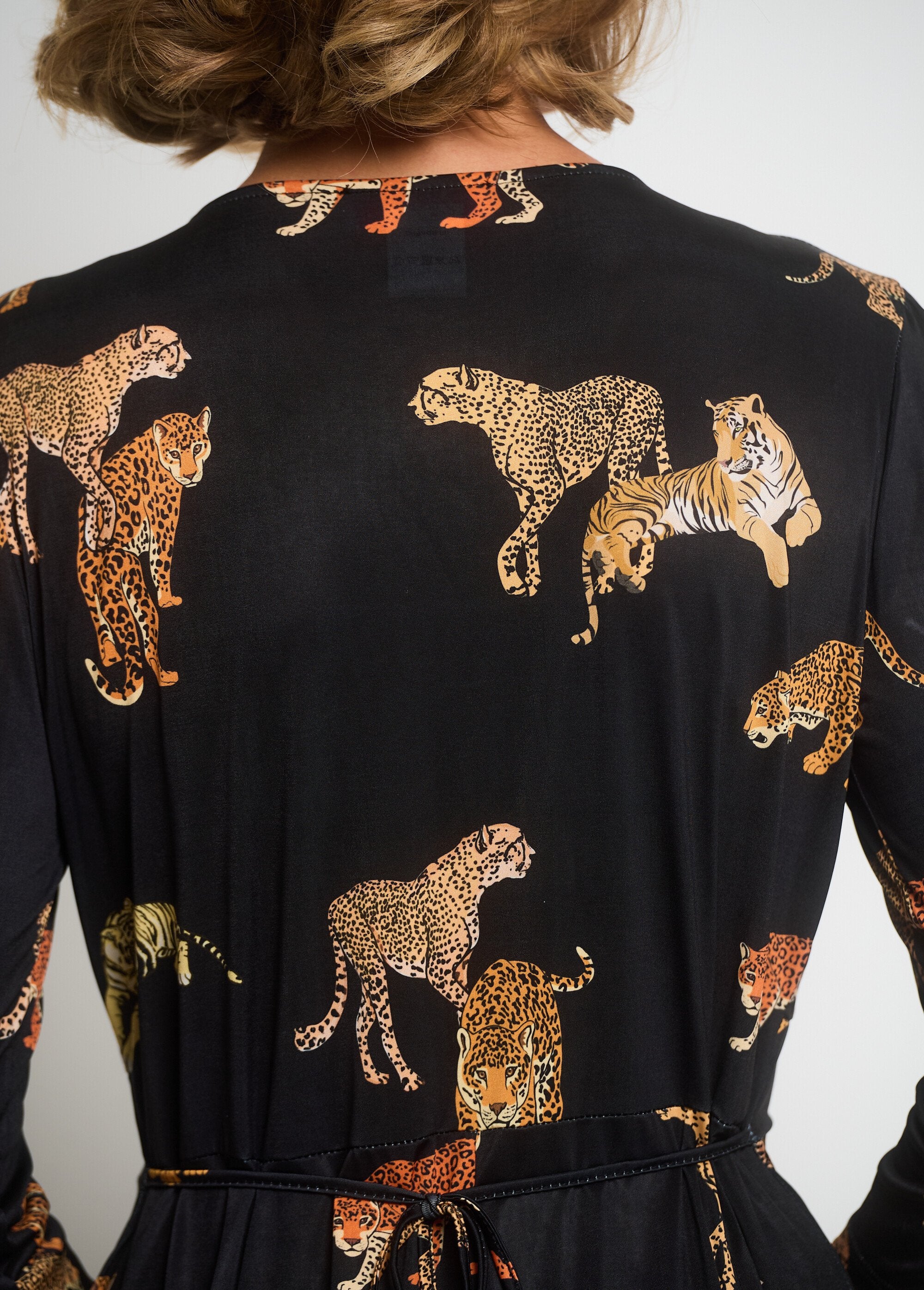 Abito_fluente_con_scollo_a_V_e_stampa_animalier_Noir_imprime_DE2_slim