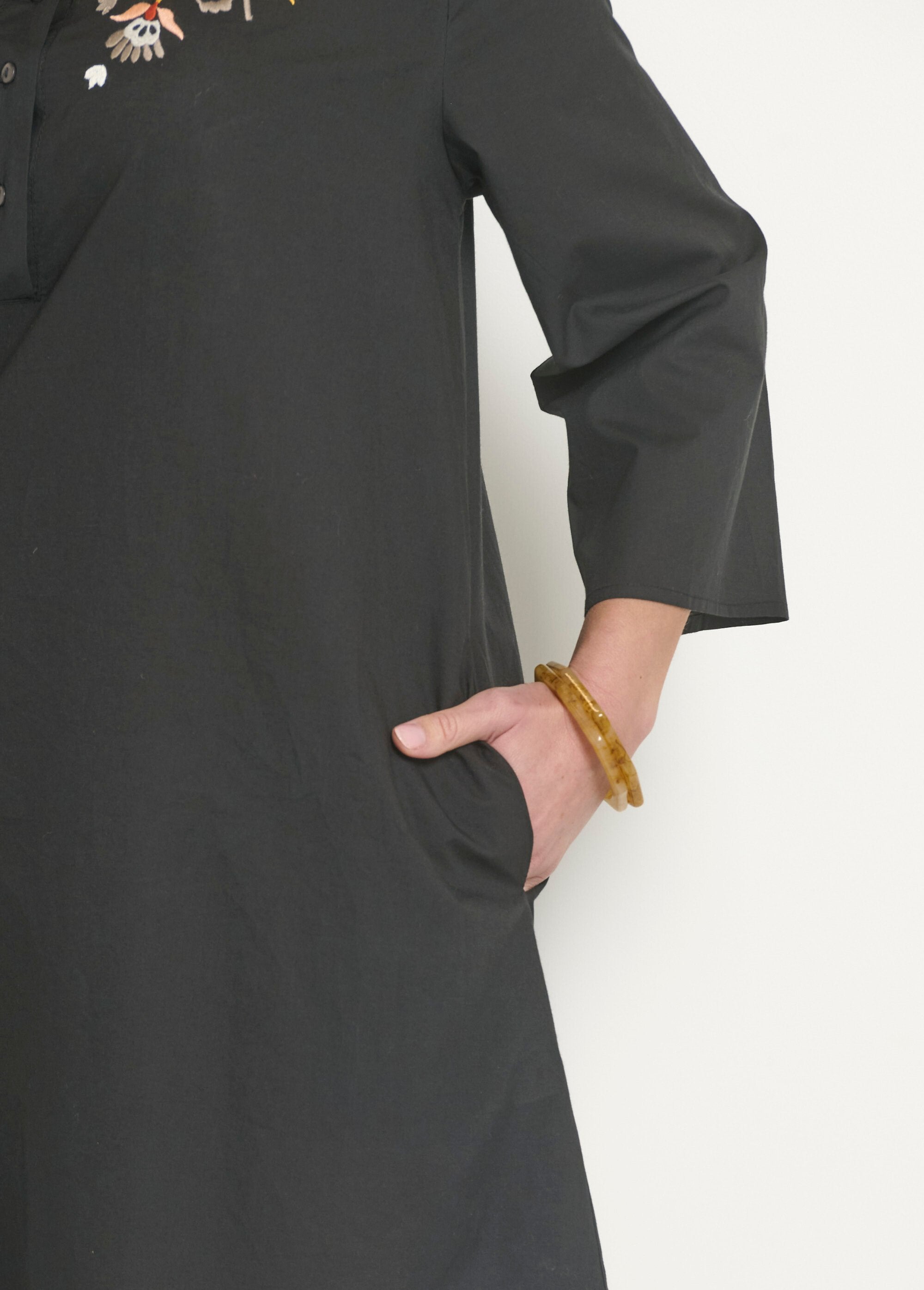 Abito_con_maniche_a_3/4_e_ricami_colorati_Noir_DE2_slim