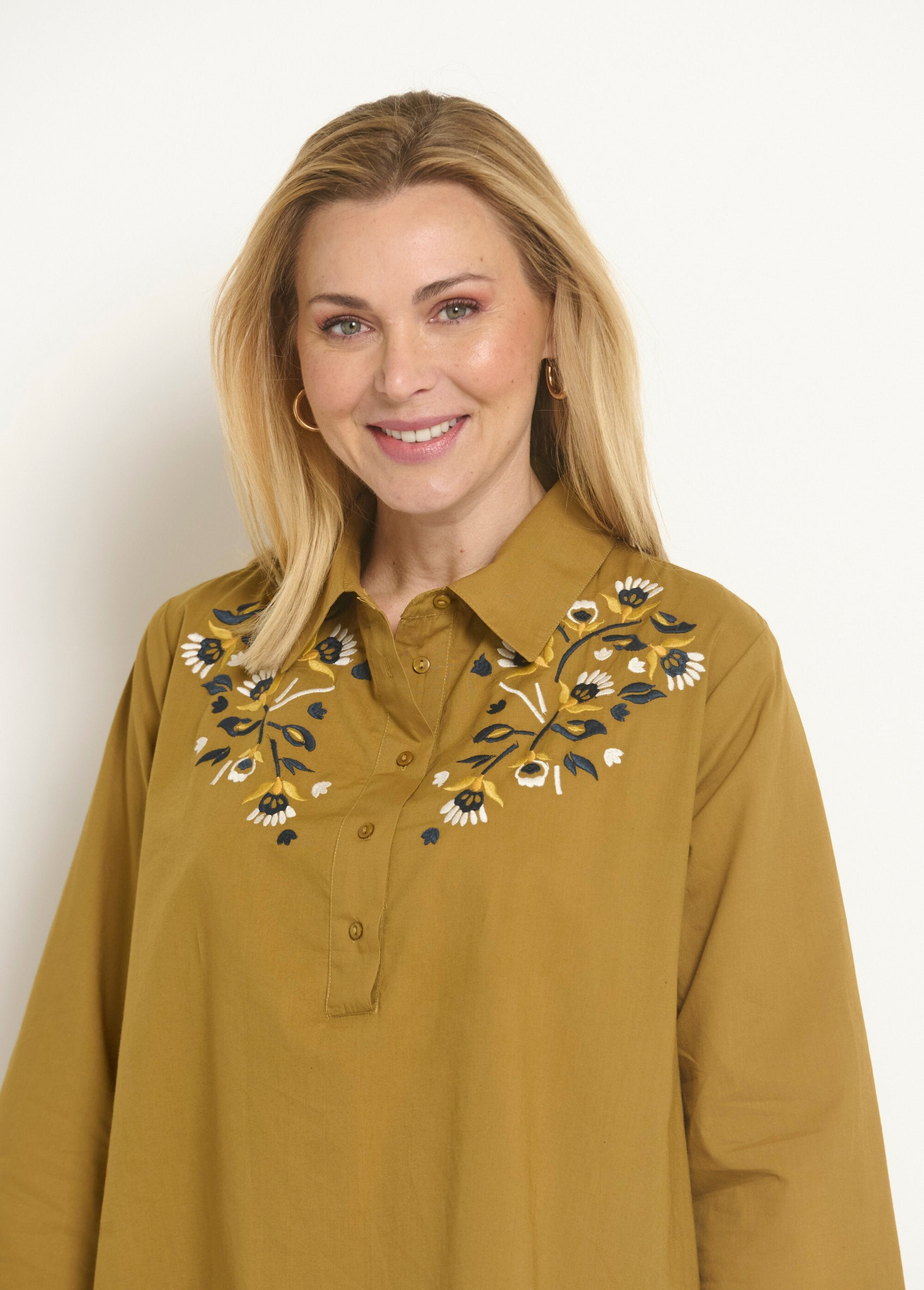 Abito_con_maniche_a_3/4_e_ricami_colorati_Noisette_DE1_slim