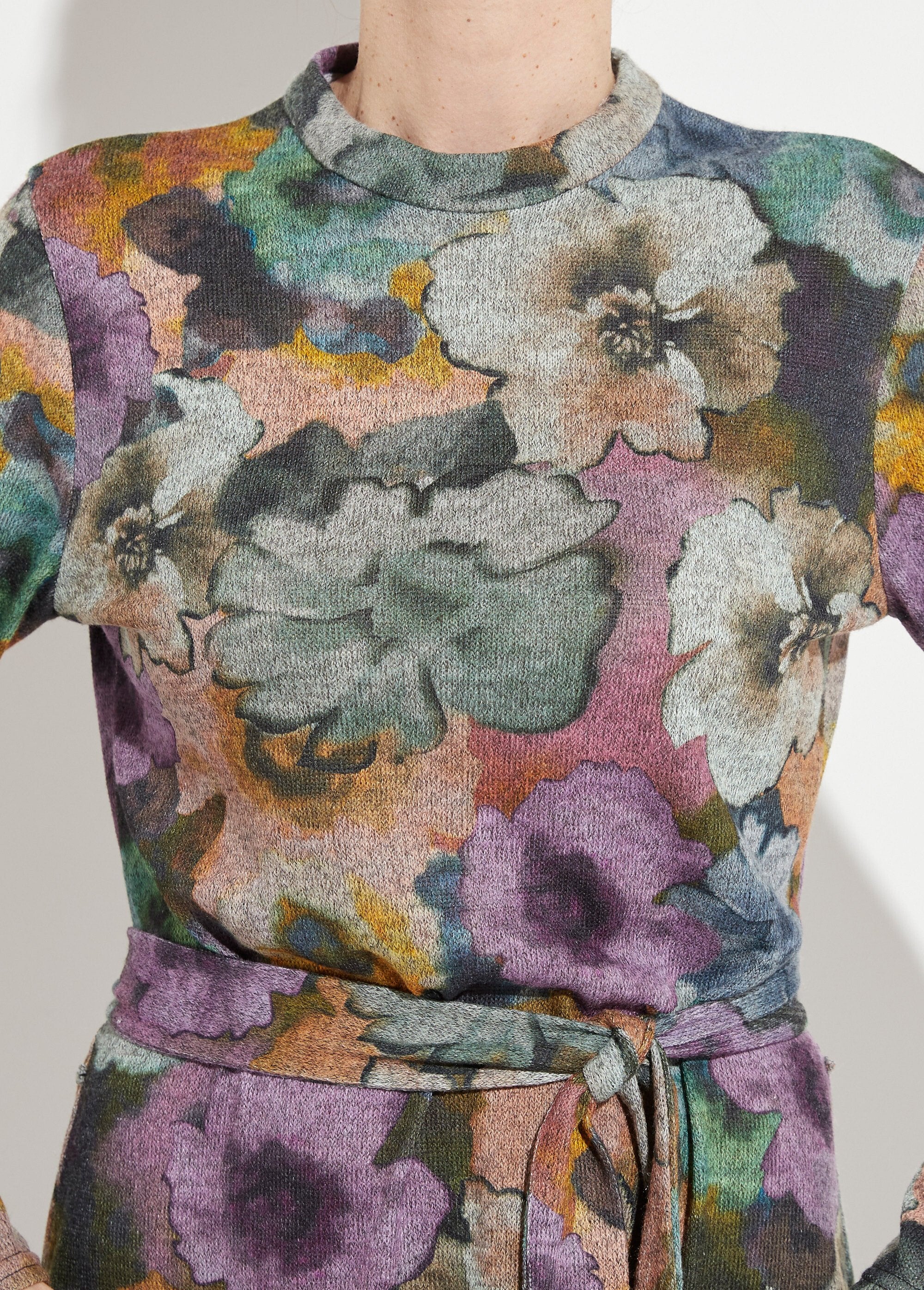 Abito_dritto_stampato_con_cintura_e_collo_alto_in_maglia_calda_Gris_et_parme_DE1_slim