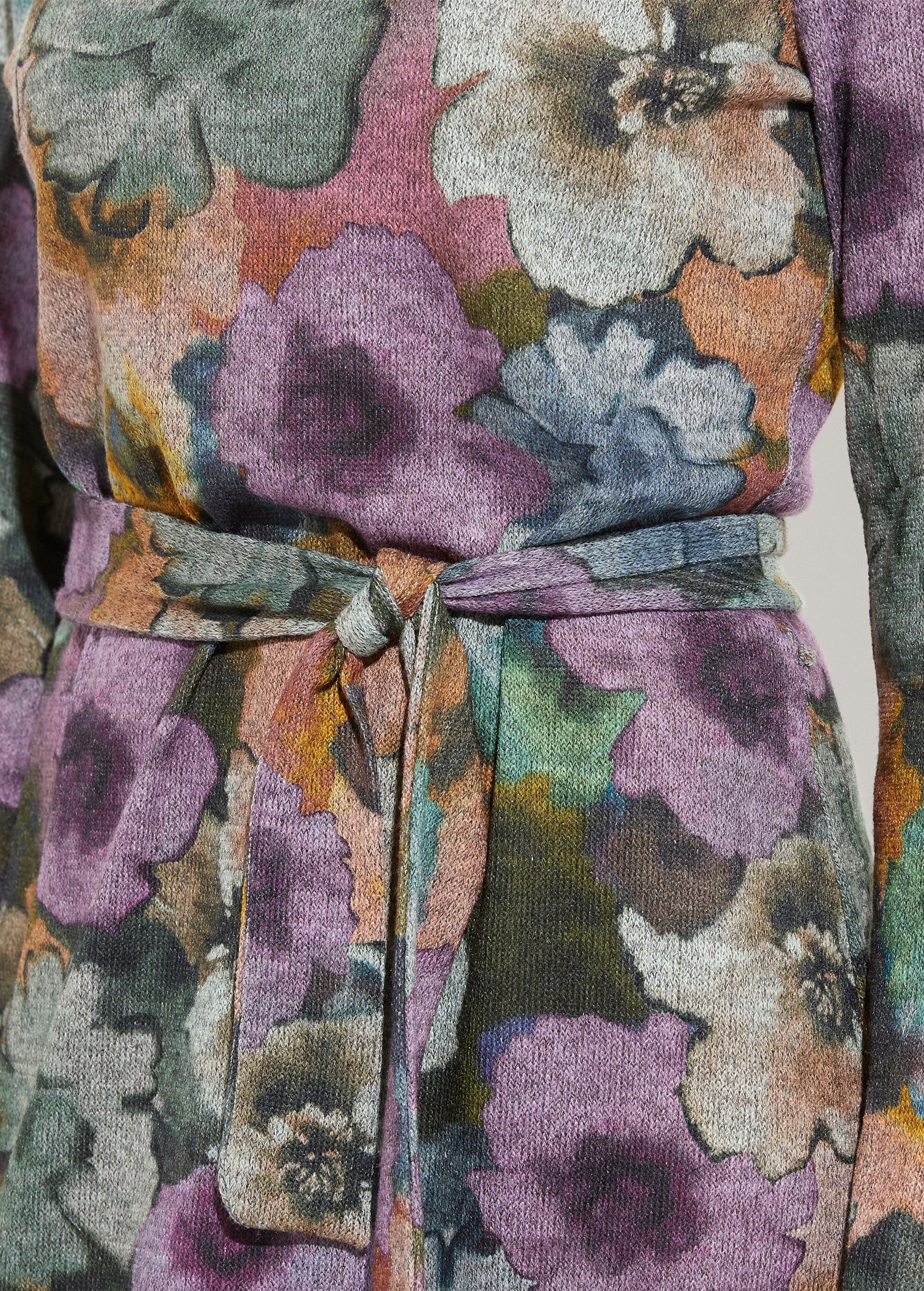 Abito_dritto_stampato_con_cintura_e_collo_alto_in_maglia_calda_Gris_et_parme_DE2_slim