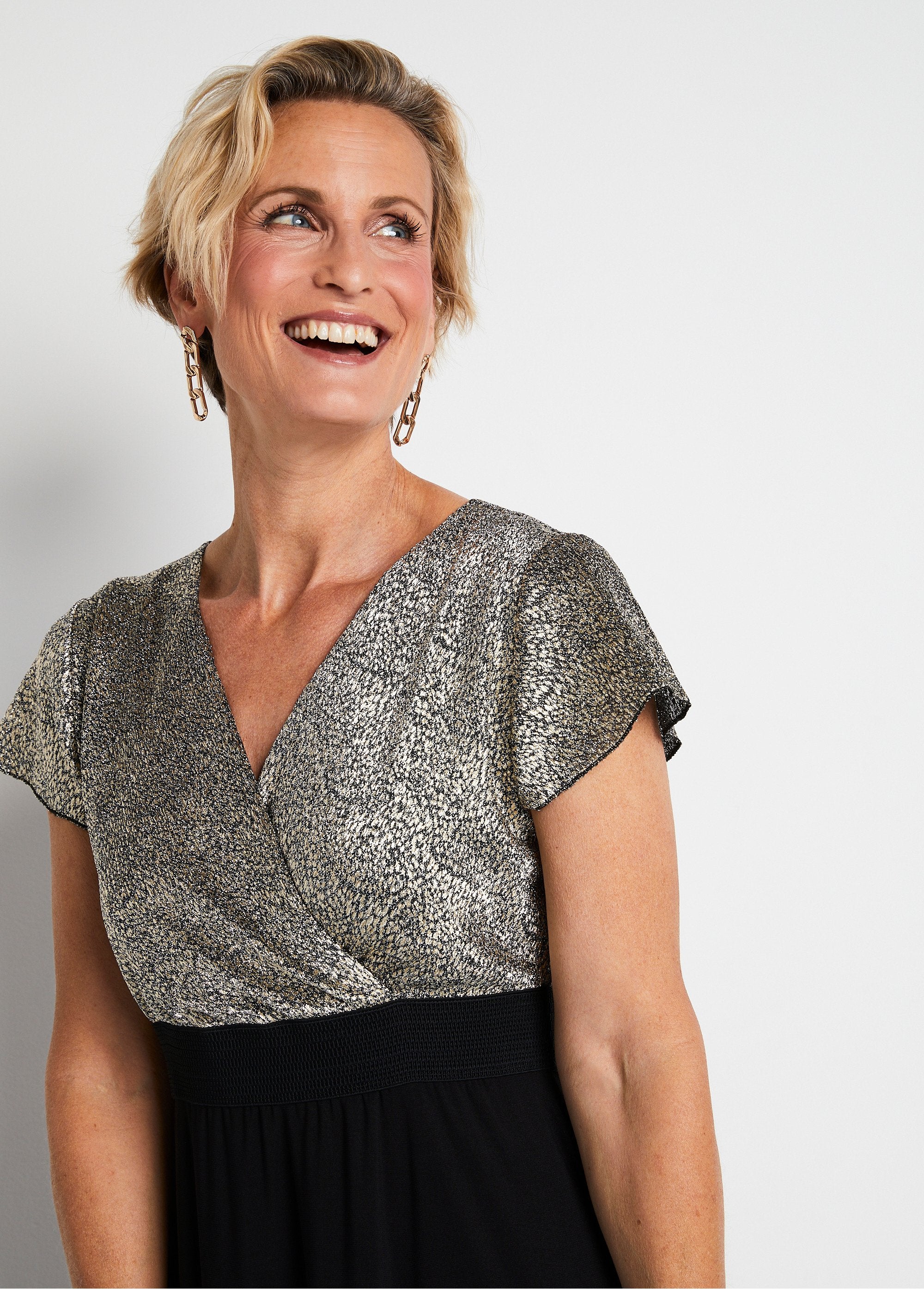 Abito_a_portafoglio_bicolore_Nero_e_oro_DE1_slim