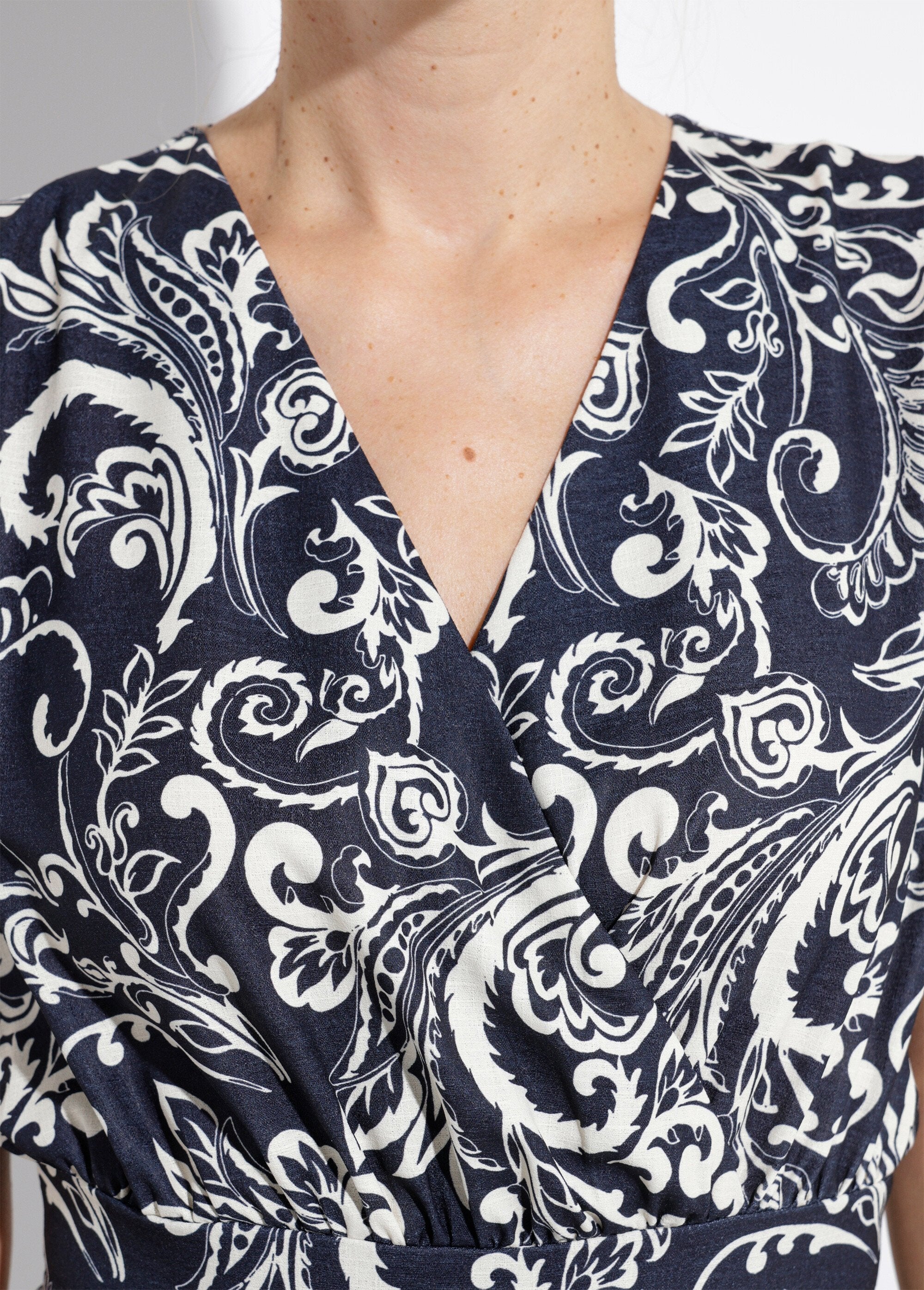 Abito_a_portafoglio_con_elastico_in_vita_Noir_et_ecru_DE1_slim