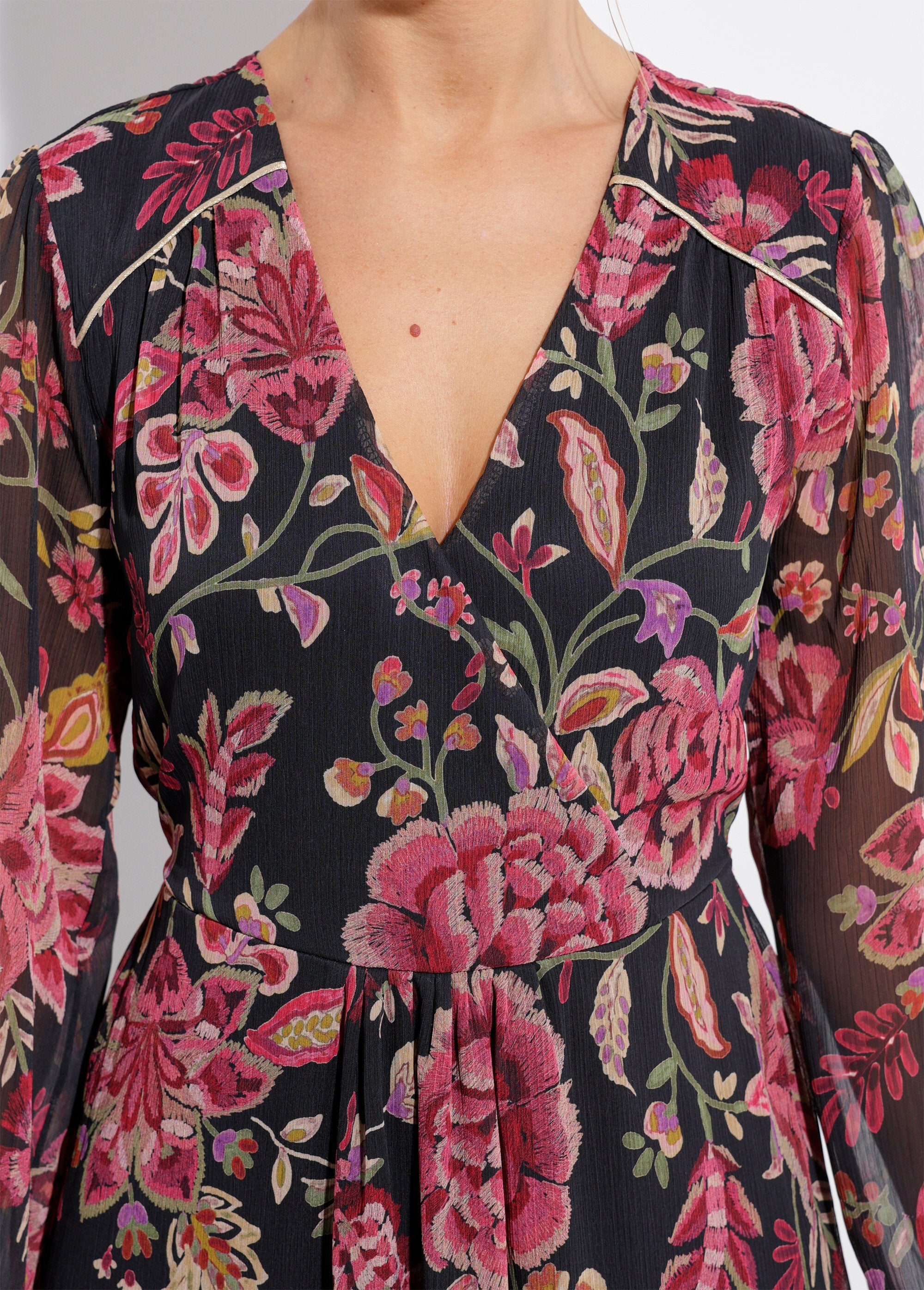 Abito_a_portafoglio_con_volant_in_voile_floreale_Noir_et_prune_DE1_slim