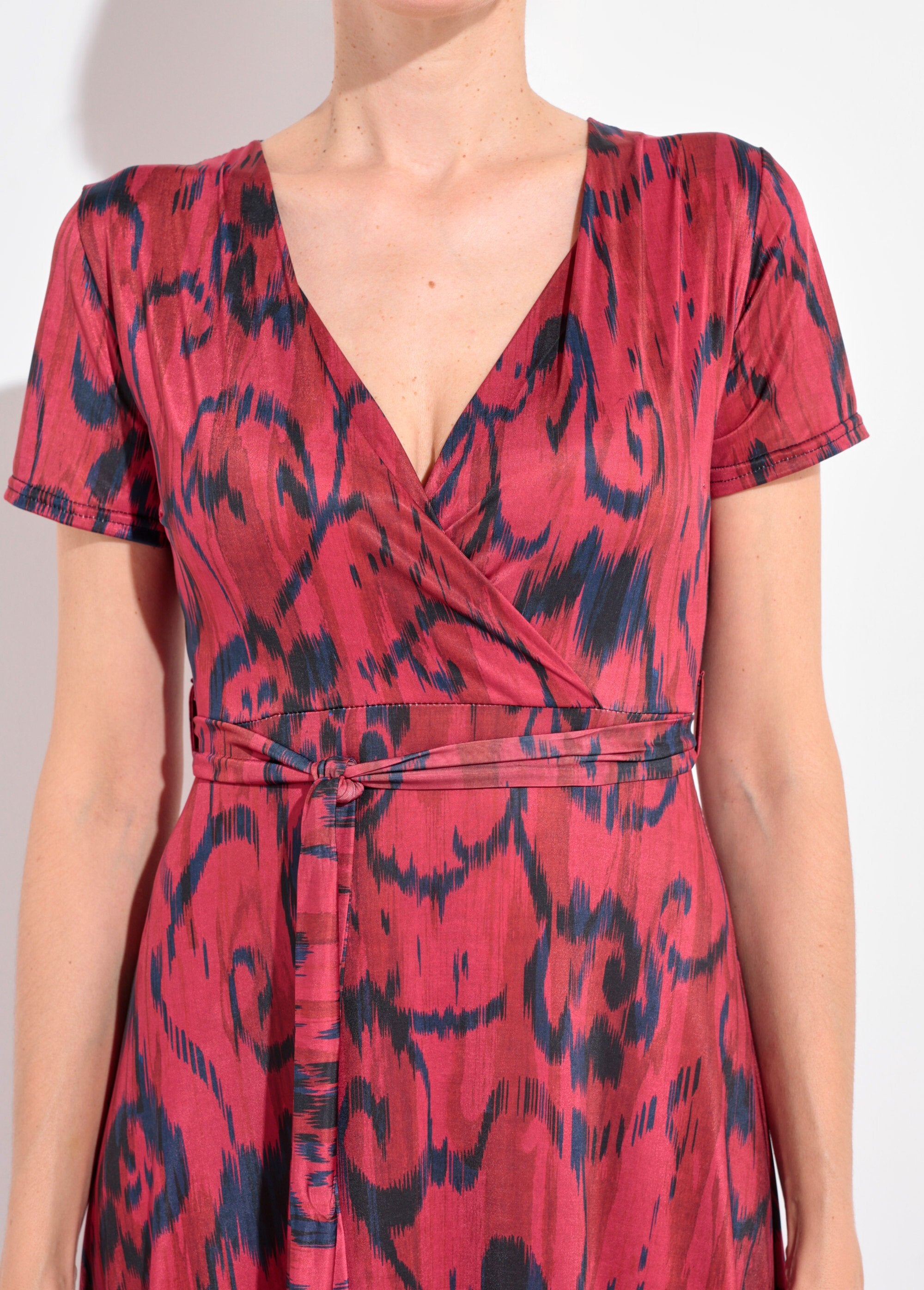 Maxi_abito_avvolgente_con_scollo_a_V_con_cintura_Noir_et_rouge_DE1_slim