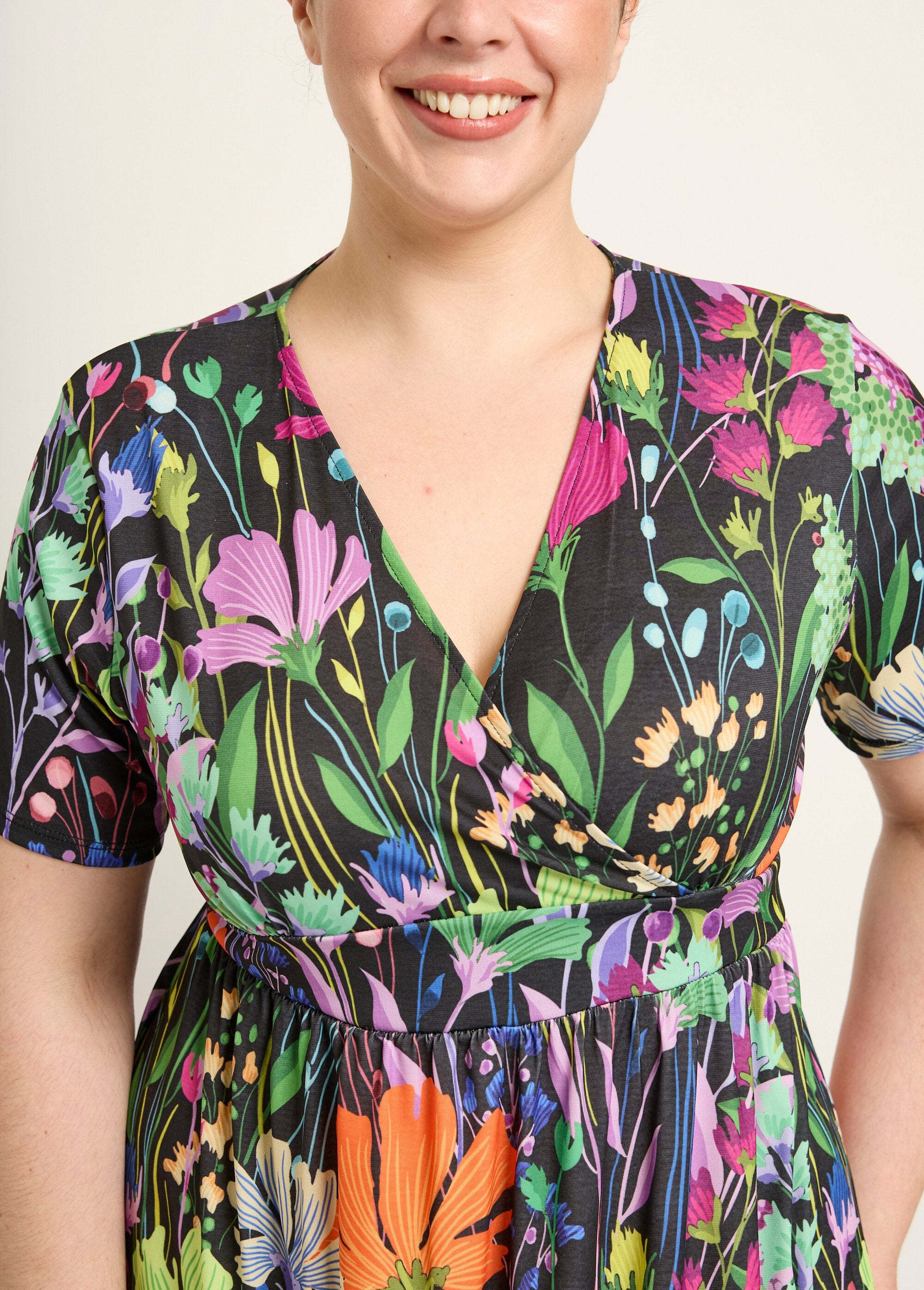 Maxi_abito_floreale_fluido,_maniche_corte_Imprime_fond_noir_DE1_curvy