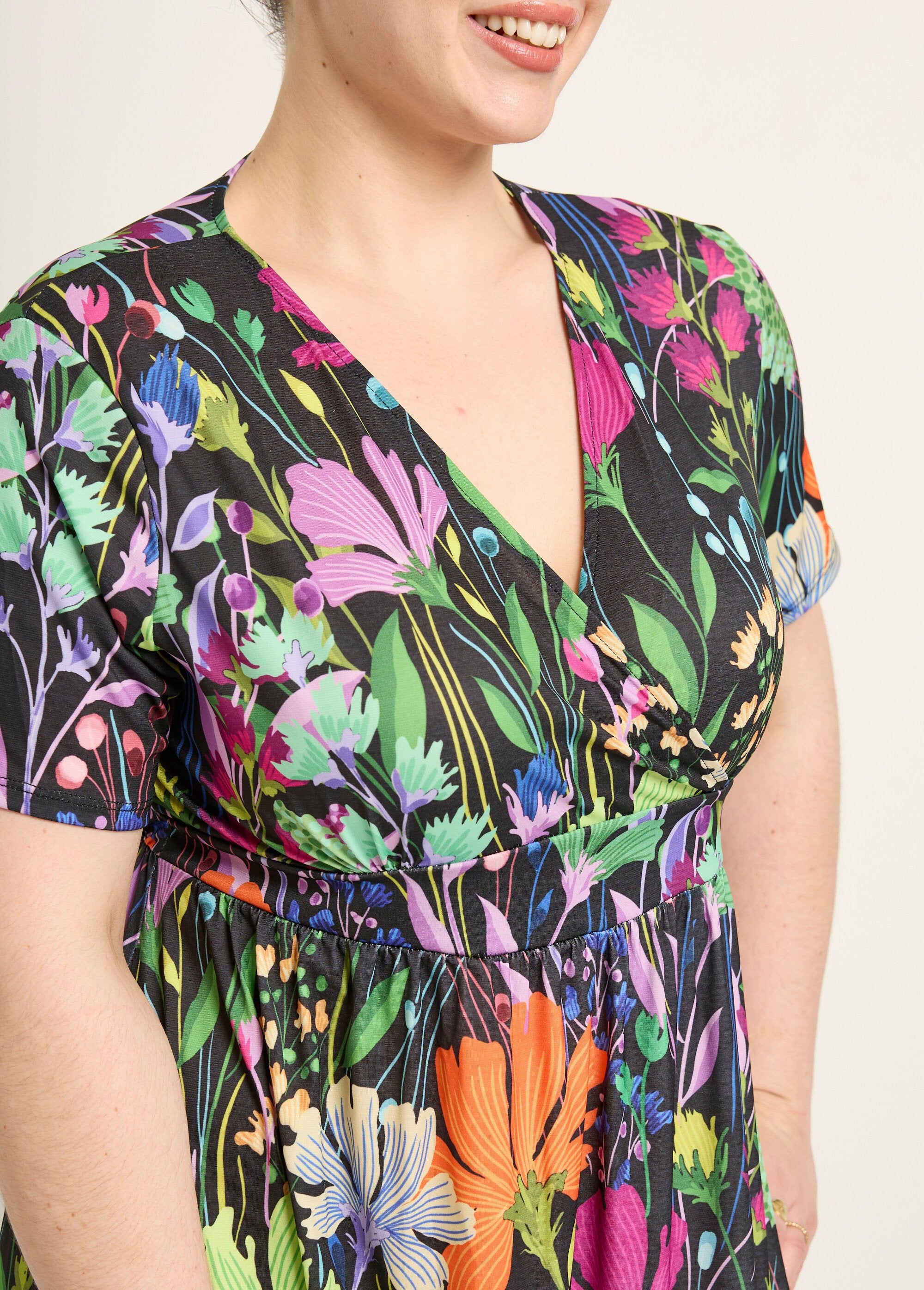 Maxi_abito_floreale_fluido,_maniche_corte_Imprime_fond_noir_DE2_curvy