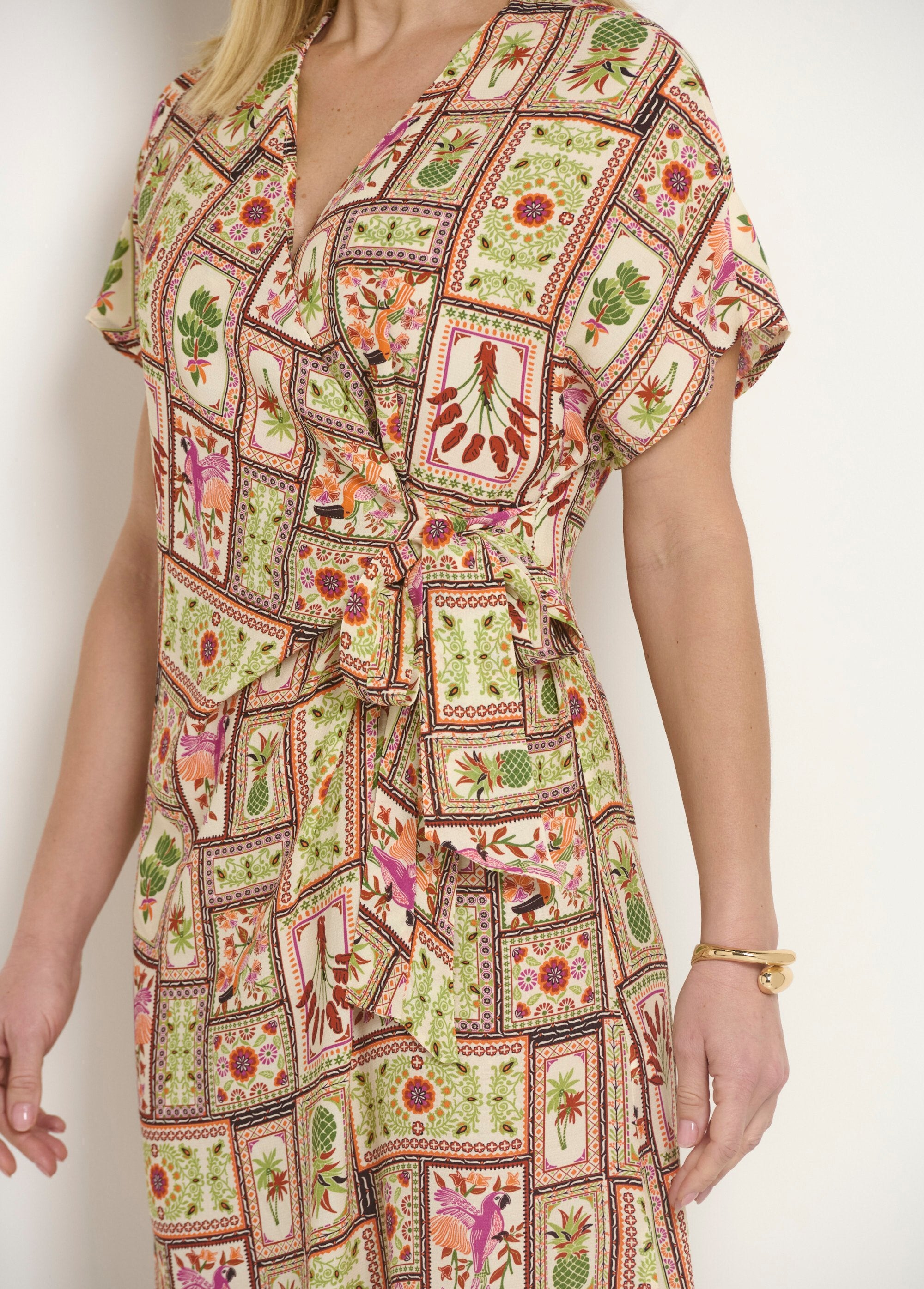 Abito_lungo_stampato_con_scollatura_avvolgente_Vert_imprime_DE1_slim