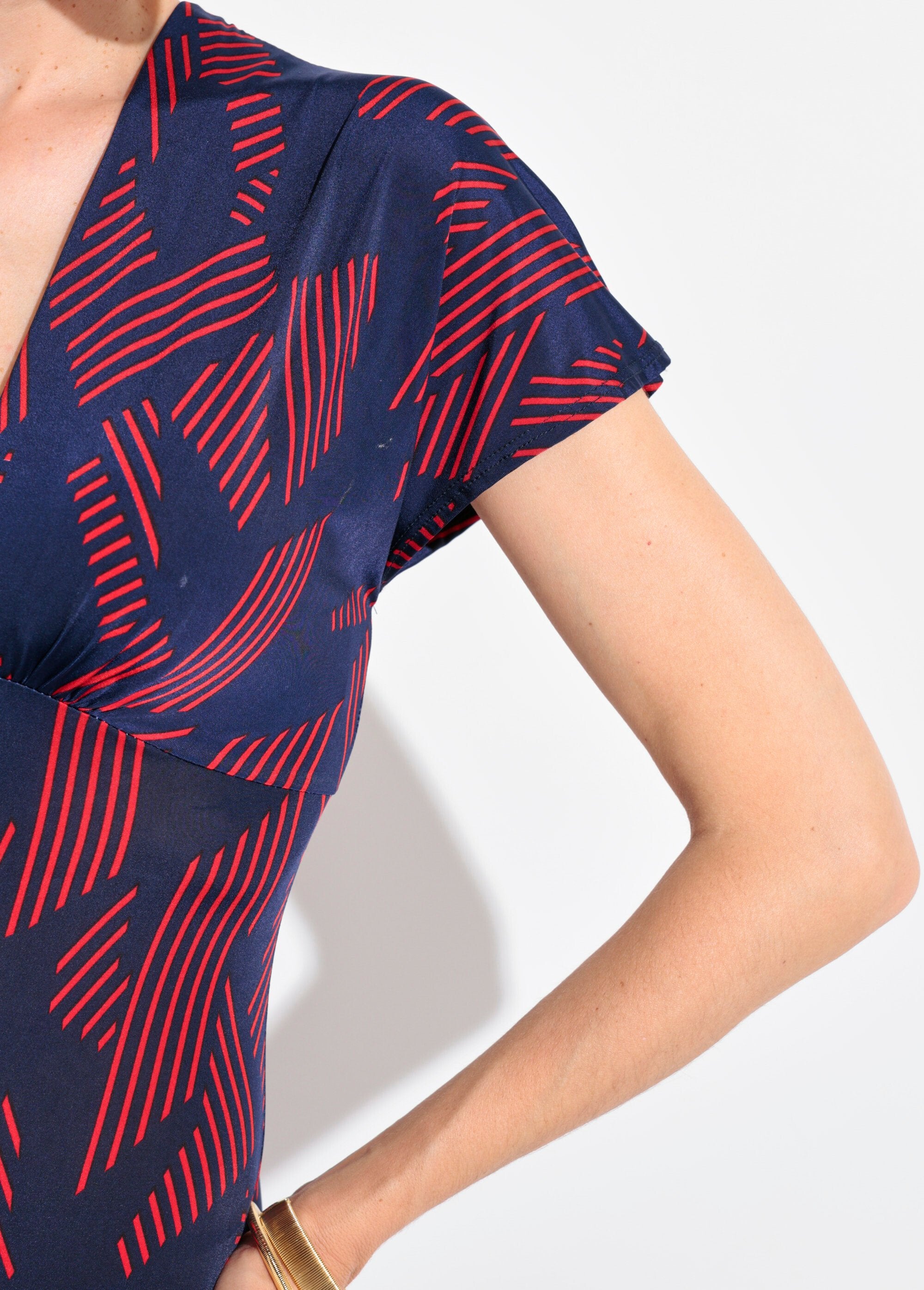 Abito_grafico_con_scollo_a_V_e_maniche_lunghe_Marine_et_bordeaux_DE2_slim