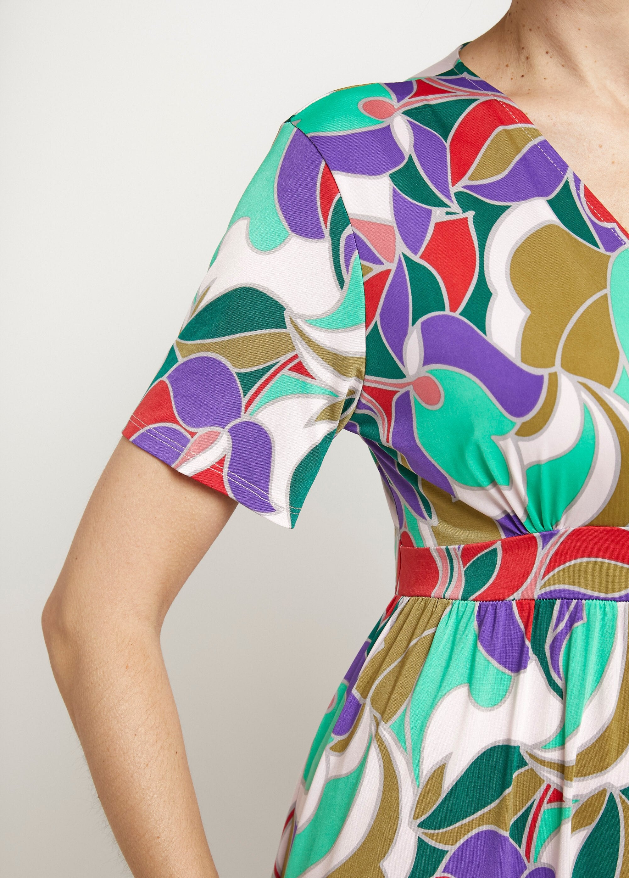 Abito_lungo,_maniche_corte,_grafica_floreale_Imprime_violet_et_vert_DE4_slim