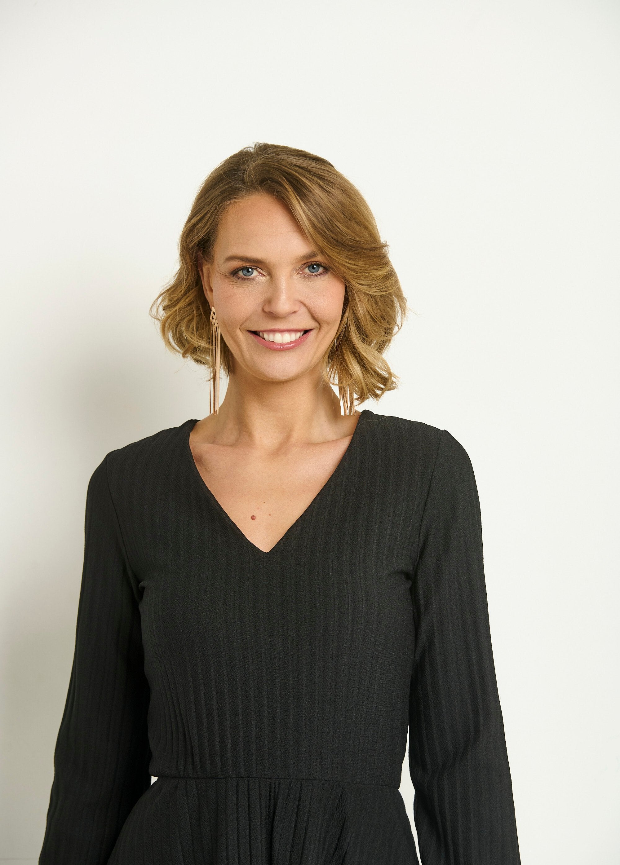 Maxi_abito_plissettato_con_scollo_a_V_e_dettagli_in_pizzo_Noir_DE1_slim