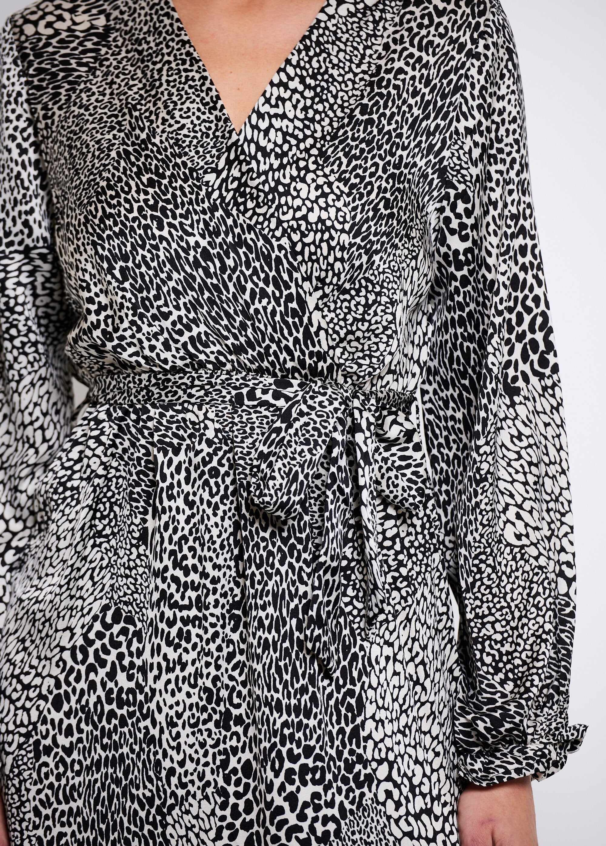 Maxi_abito_in_raso_con_stampa_animalier_Noir_et_blanc_DE1_slim