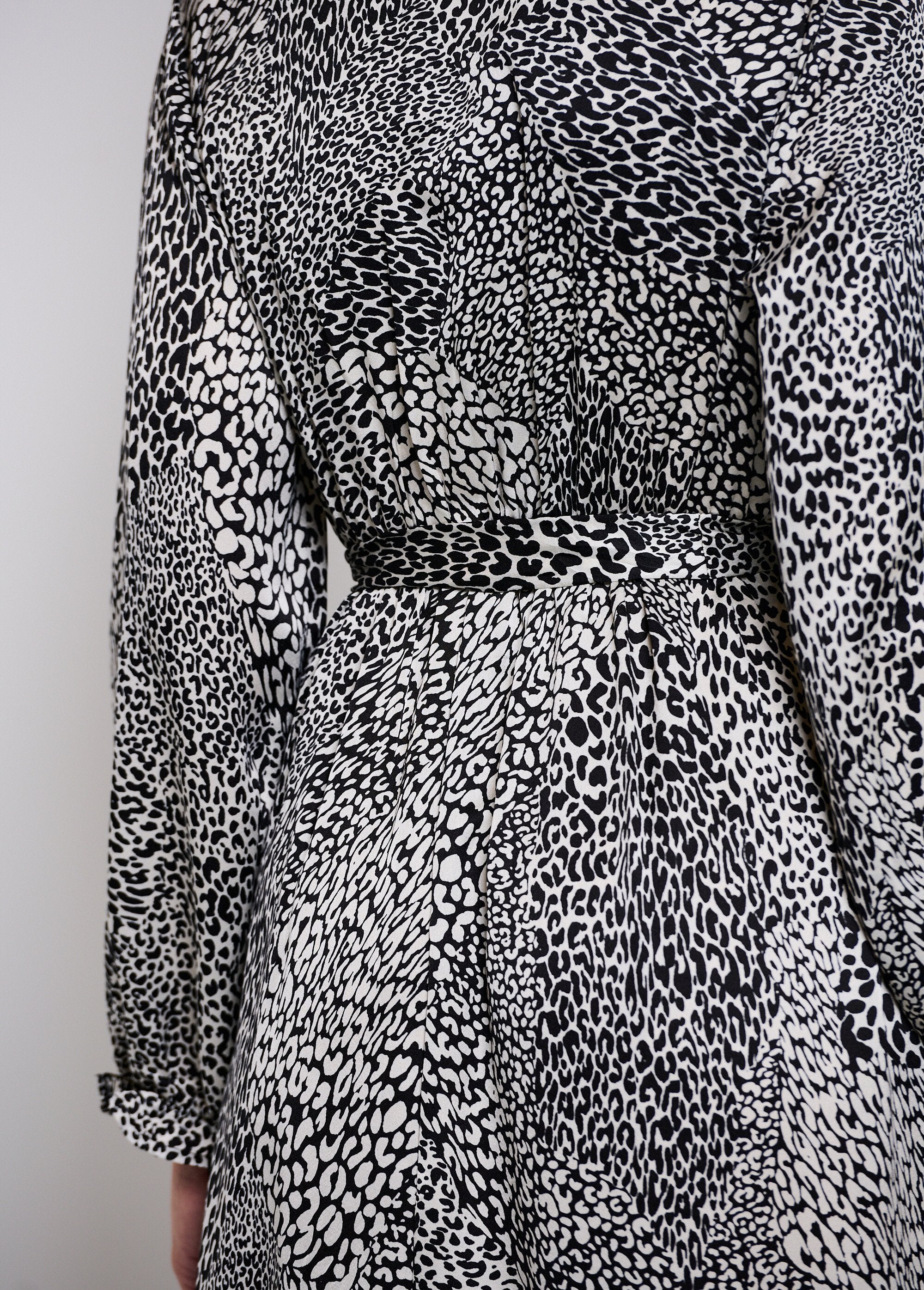 Maxi_abito_in_raso_con_stampa_animalier_Noir_et_blanc_DE2_slim