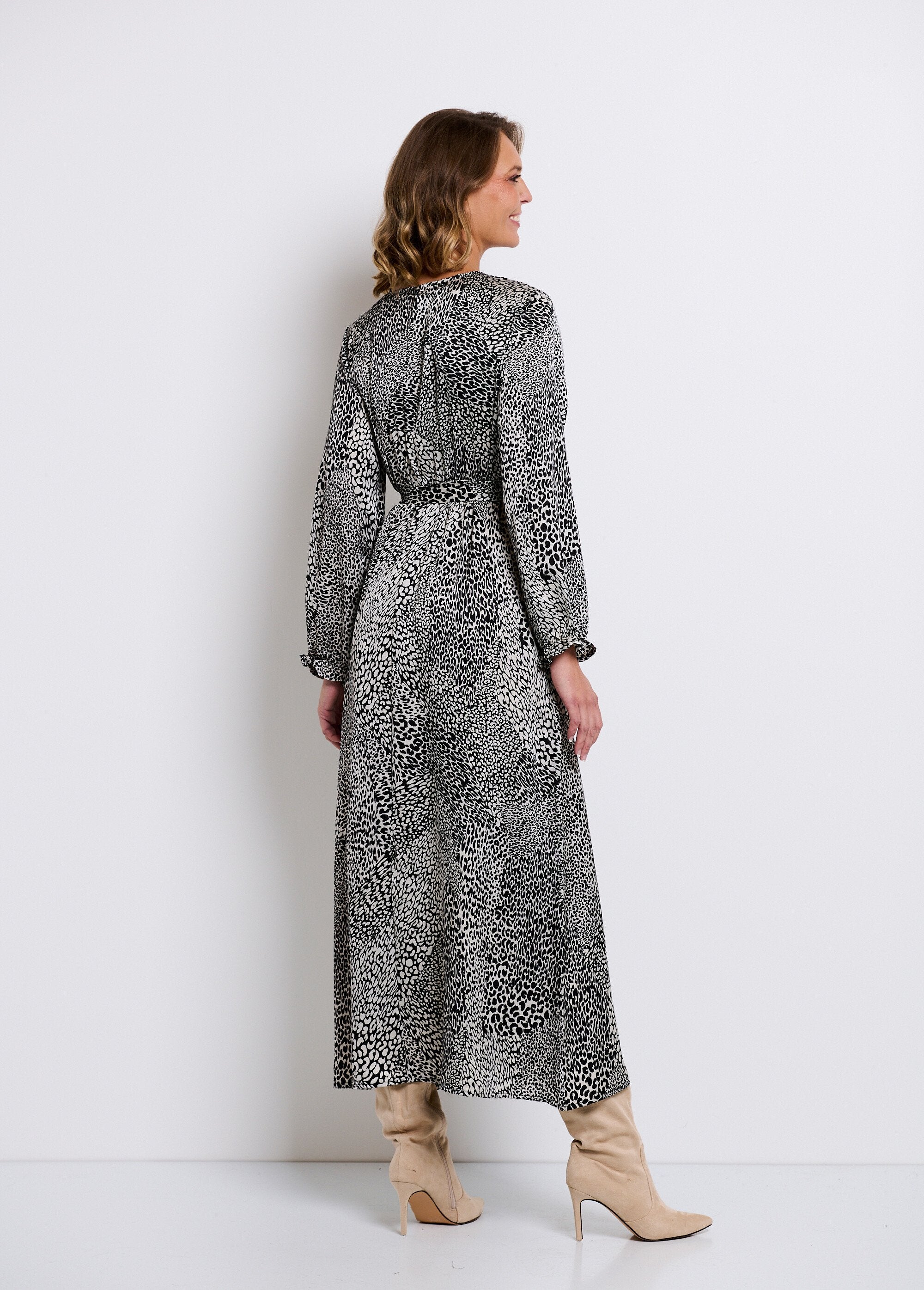 Maxi_abito_in_raso_con_stampa_animalier_Noir_et_blanc_DO1_slim